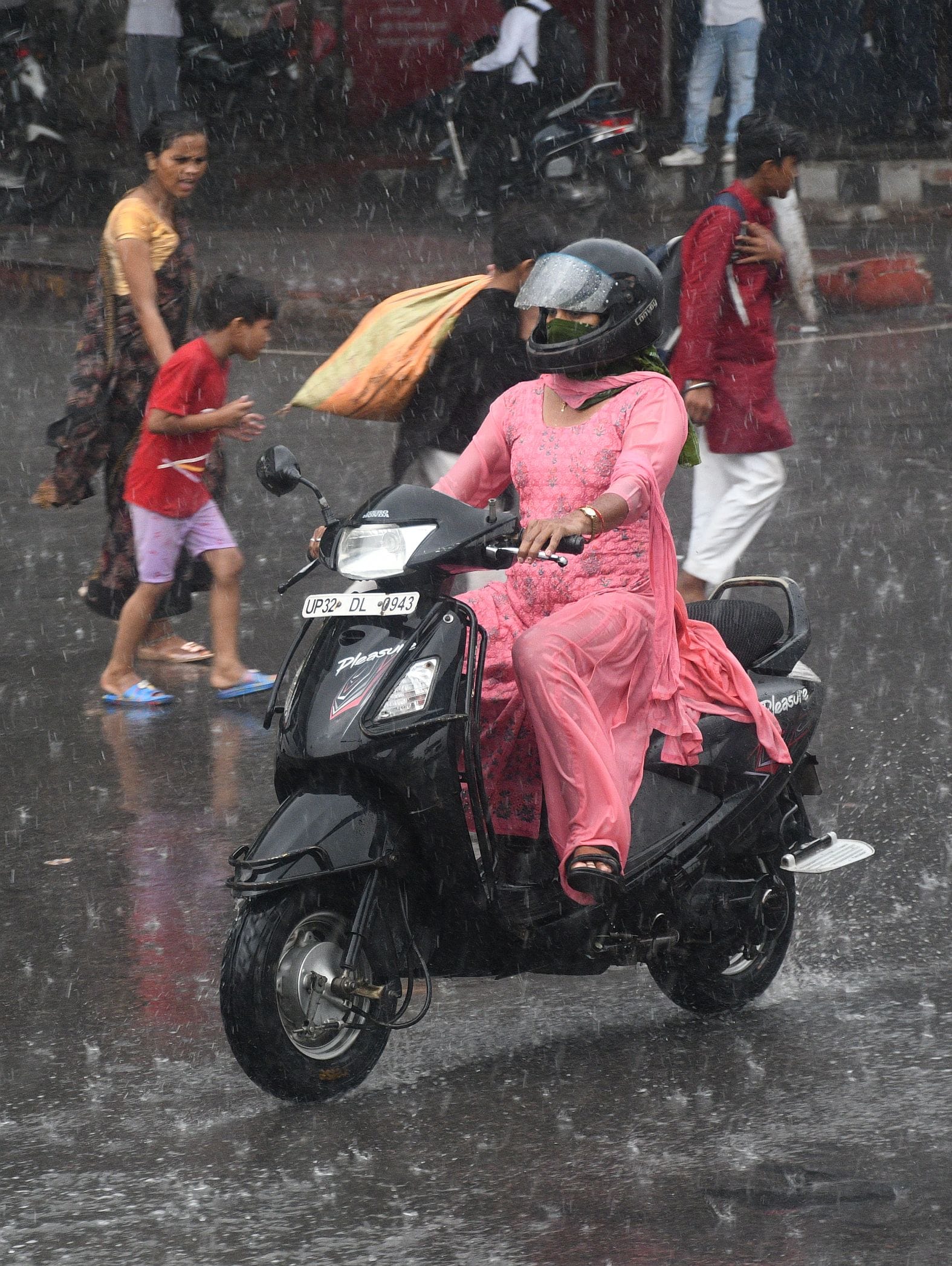 राजधानी में मंगलवार दोपाहर कई इलाकों मेें बारिश हुई। राजधानी में मंगलवार दोपाहर कई इलाकों मेें बारिश हुई।