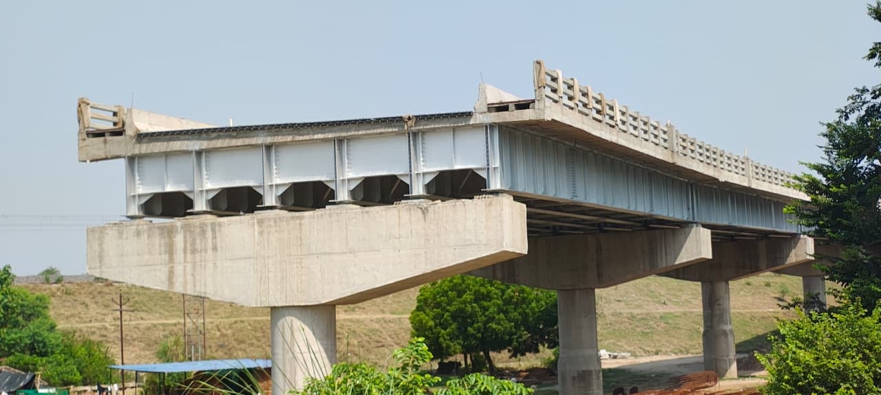 रेल सह रोड ब्रिज के अप्रोच का चल रहा निर्माण कार्य। संवाद रेल सह रोड ब्रिज के अप्रोच का चल रहा निर्माण कार्य। संवाद