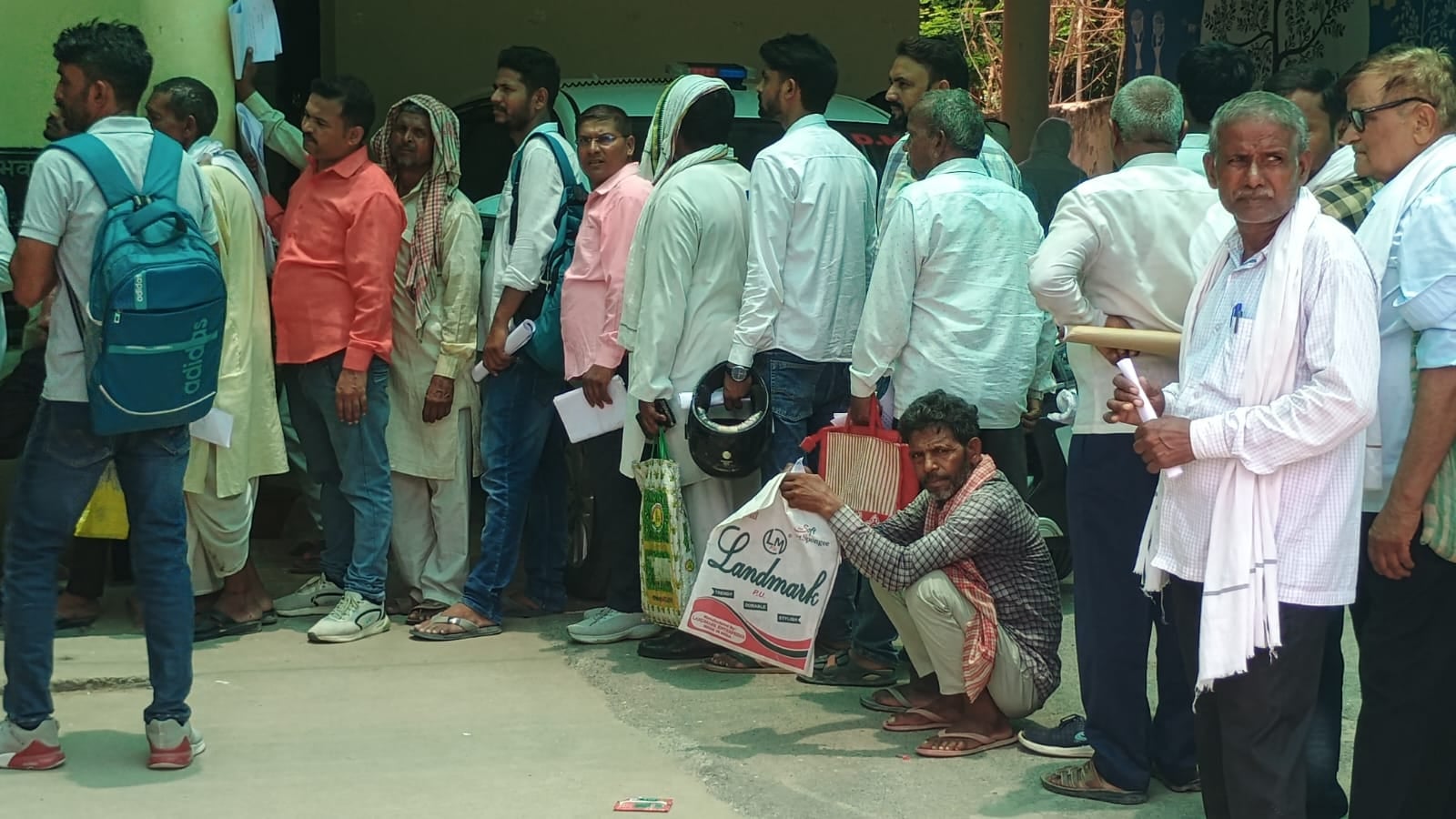 रायफल क्लब सभागार में आयोजित जिलाधिकारी अनुपम शुक्ला के जनता दर्शन में पहुंचे फरियादी। संवाद रायफल क्लब सभागार में आयोजित जिलाधिकारी अनुपम शुक्ला के जनता दर्शन में पहुंचे फरियादी। संवाद
