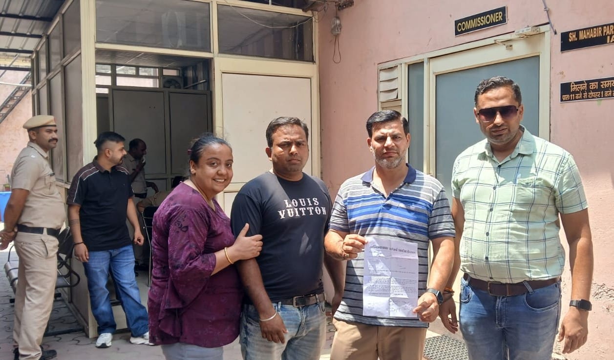 सरोजनी कॉलोनी में डाली गई निर्माण सामग्री। संवाद