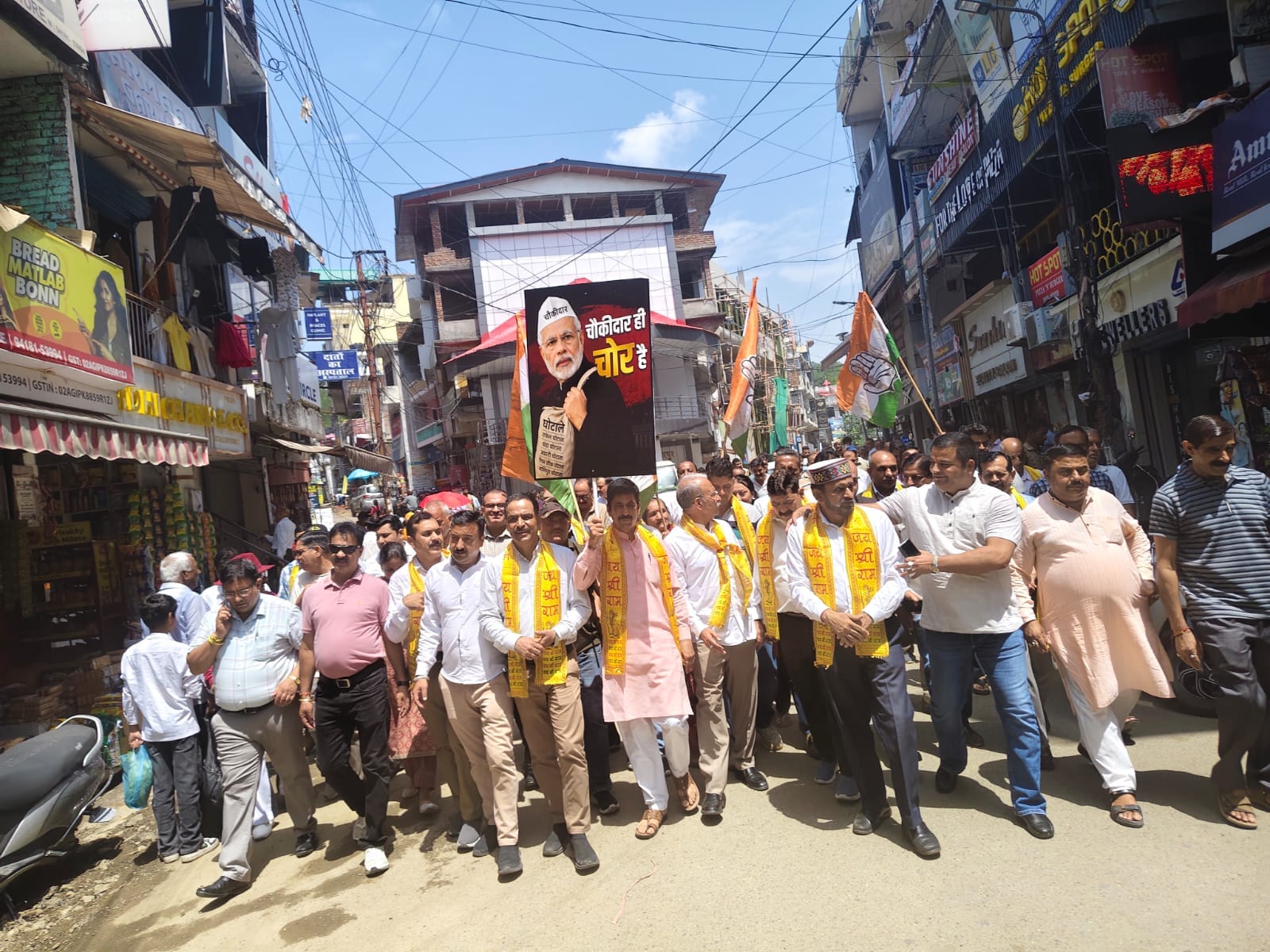 सत्यानारायण मंदिर हमीरपुर में भजन कीर्तन करते कांग्रेसी नेता। संवाद। सत्यानारायण मंदिर हमीरपुर में भजन कीर्तन करते कांग्रेसी नेता। संवाद।
