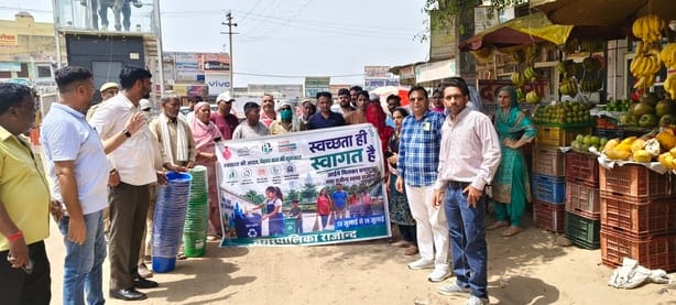 स्वच्छता अभियान के दौरान सफाई करते कर्मचारी। स्वच्छता अभियान के दौरान सफाई करते कर्मचारी।
