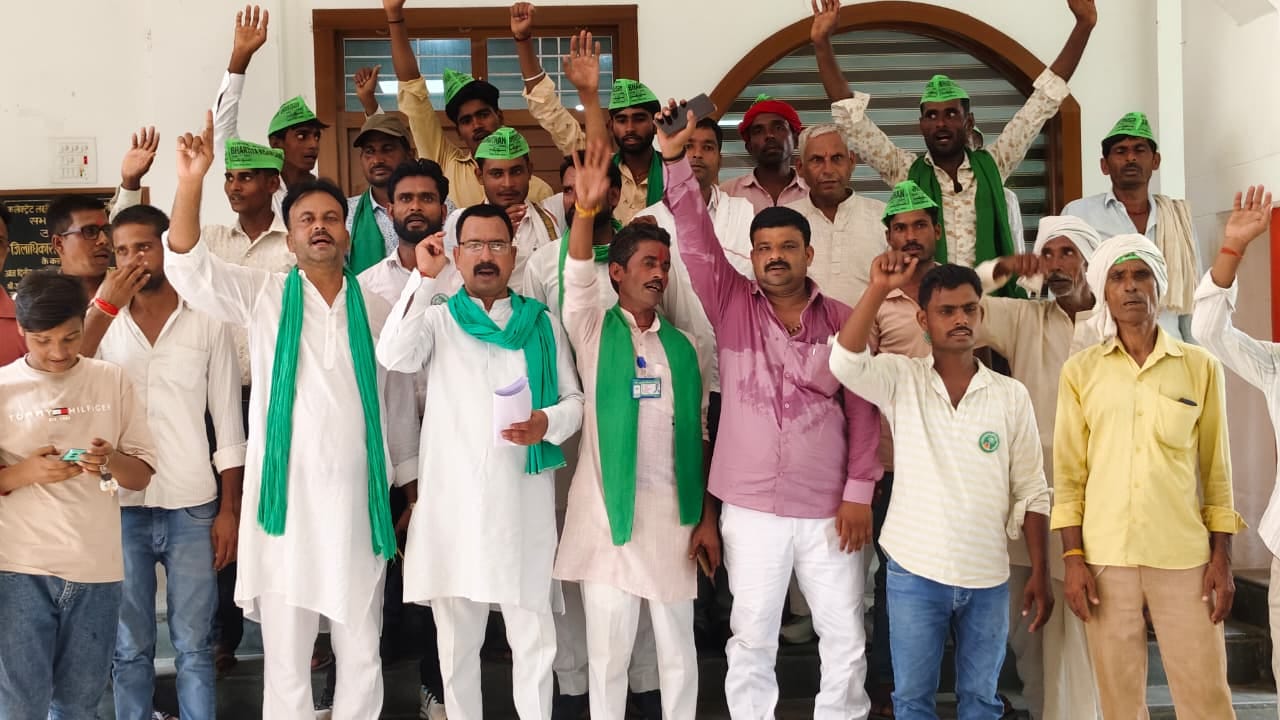 शहीद नसीरुद्दीन मेमोरियल मैदान में सभा करते राष्ट्रीय किसान शक्ति संगठन के पदाधिकारी। संवाद