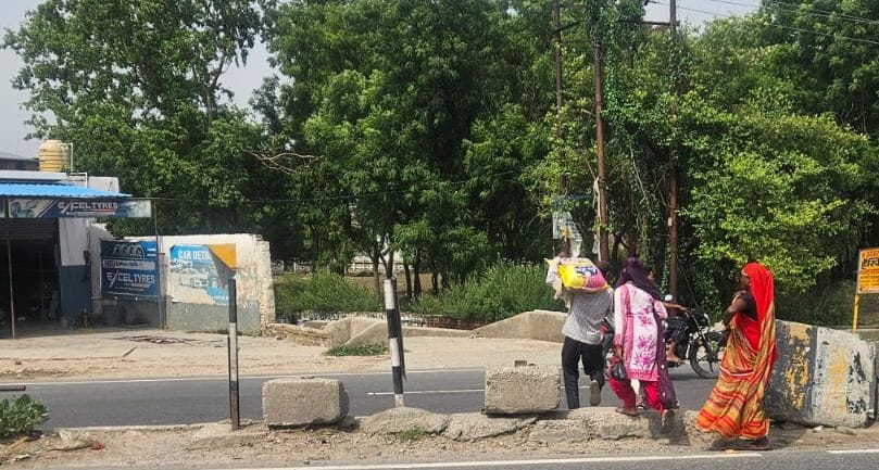 दिल्ली-लखनऊ हाईवे पर रोजा क्षेत्र में जमुका गांव के पास अवैध कट से निकलता ट्रैक्टर। संवाद दिल्ली-लखनऊ हाईवे पर रोजा क्षेत्र में जमुका गांव के पास अवैध कट से निकलता ट्रैक्टर। संवाद