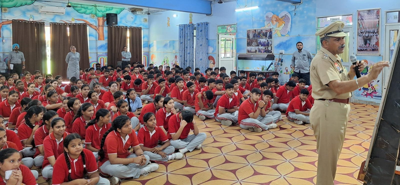युवाओं को नशे से दूर रहने के लिए प्रेरित करते डा. वर्मा। विज्ञप्ति