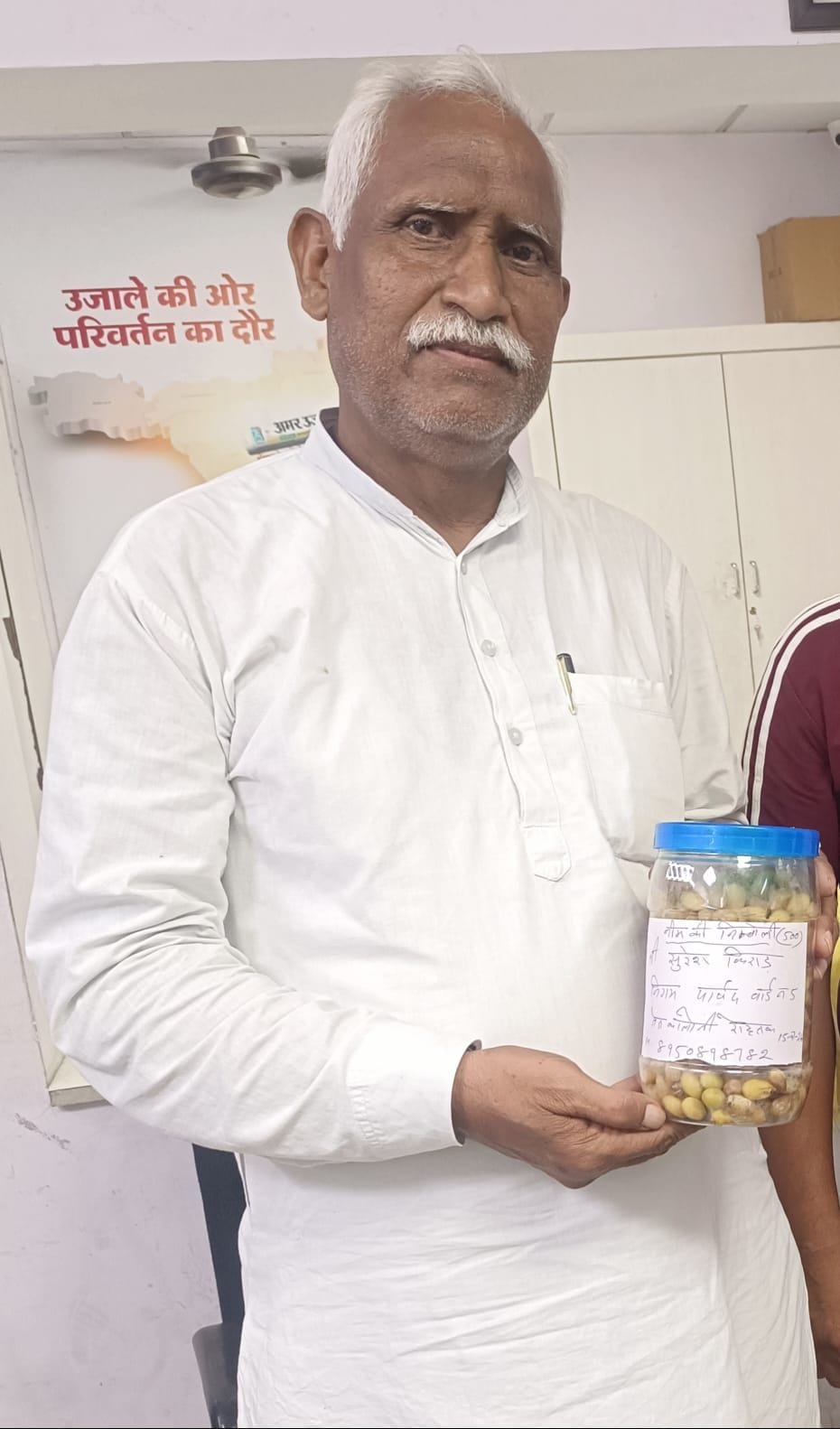 41-अभियान से जुड़कर सीड बॉल दान करतीं श्री दयाचंद आर्य स्वतंत्रता सेनानी राजकीय कन्या वरिष्ठ म 41-अभियान से जुड़कर सीड बॉल दान करतीं श्री दयाचंद आर्य स्वतंत्रता सेनानी राजकीय कन्या वरिष्ठ म