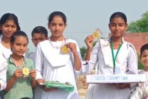 41-अभियान से जुड़कर सीड बॉल दान करतीं श्री दयाचंद आर्य स्वतंत्रता सेनानी राजकीय कन्या वरिष्ठ म 41-अभियान से जुड़कर सीड बॉल दान करतीं श्री दयाचंद आर्य स्वतंत्रता सेनानी राजकीय कन्या वरिष्ठ म