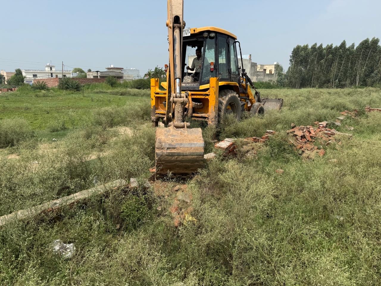 अंबाला छावनी के बोह गांव में काटी गई अवैध कॉलोनी में कार्रवाई करती प्रशासन की जेसीबी। प्रवक्ता अंबाला छावनी के बोह गांव में काटी गई अवैध कॉलोनी में कार्रवाई करती प्रशासन की जेसीबी। प्रवक्ता