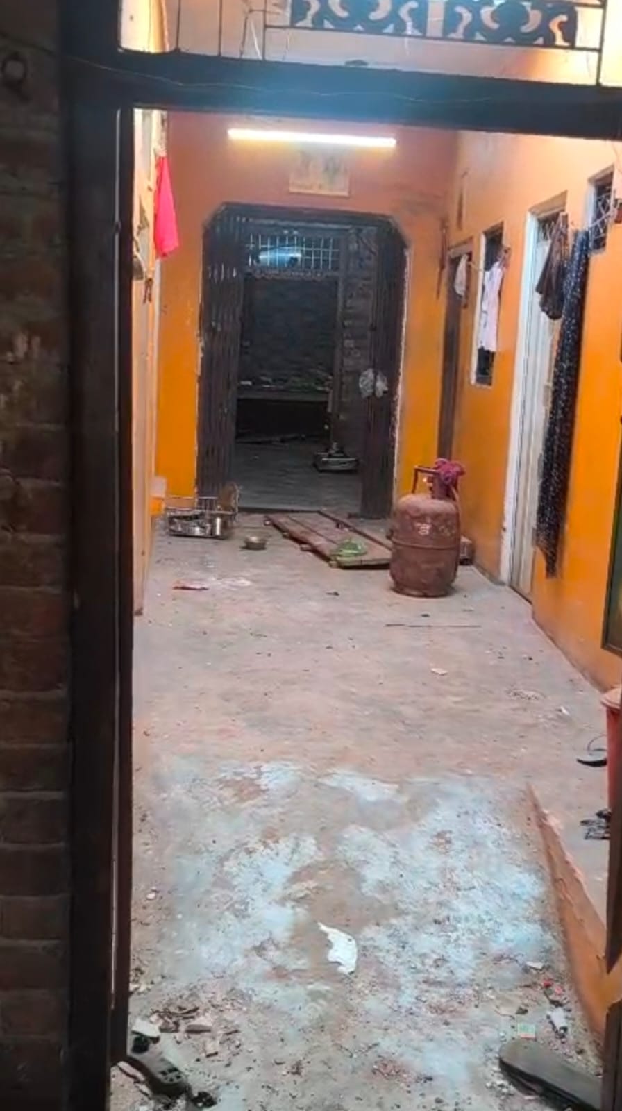 अलीगंज के गांव अमरौली रतनपुर में विस्फोट के बाद उखड़ी मकान की दीवार। संवाद अलीगंज के गांव अमरौली रतनपुर में विस्फोट के बाद उखड़ी मकान की दीवार। संवाद