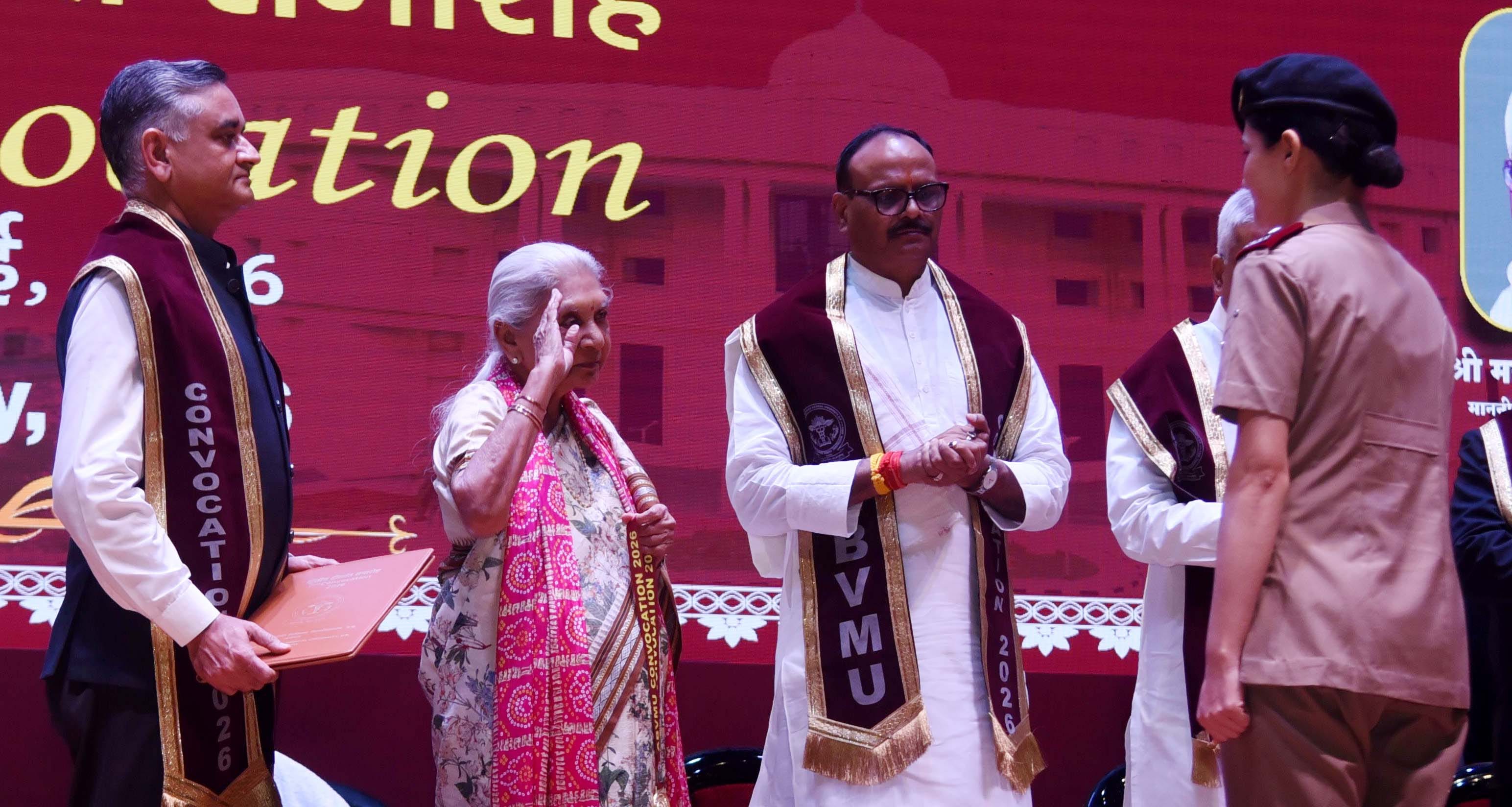 अटल बिहारी वाजपेयी मेडिकल यूनिवर्सिटी में दीक्षांत समारोह में मिली उपाधि। अटल बिहारी वाजपेयी मेडिकल यूनिवर्सिटी में दीक्षांत समारोह में मिली उपाधि।