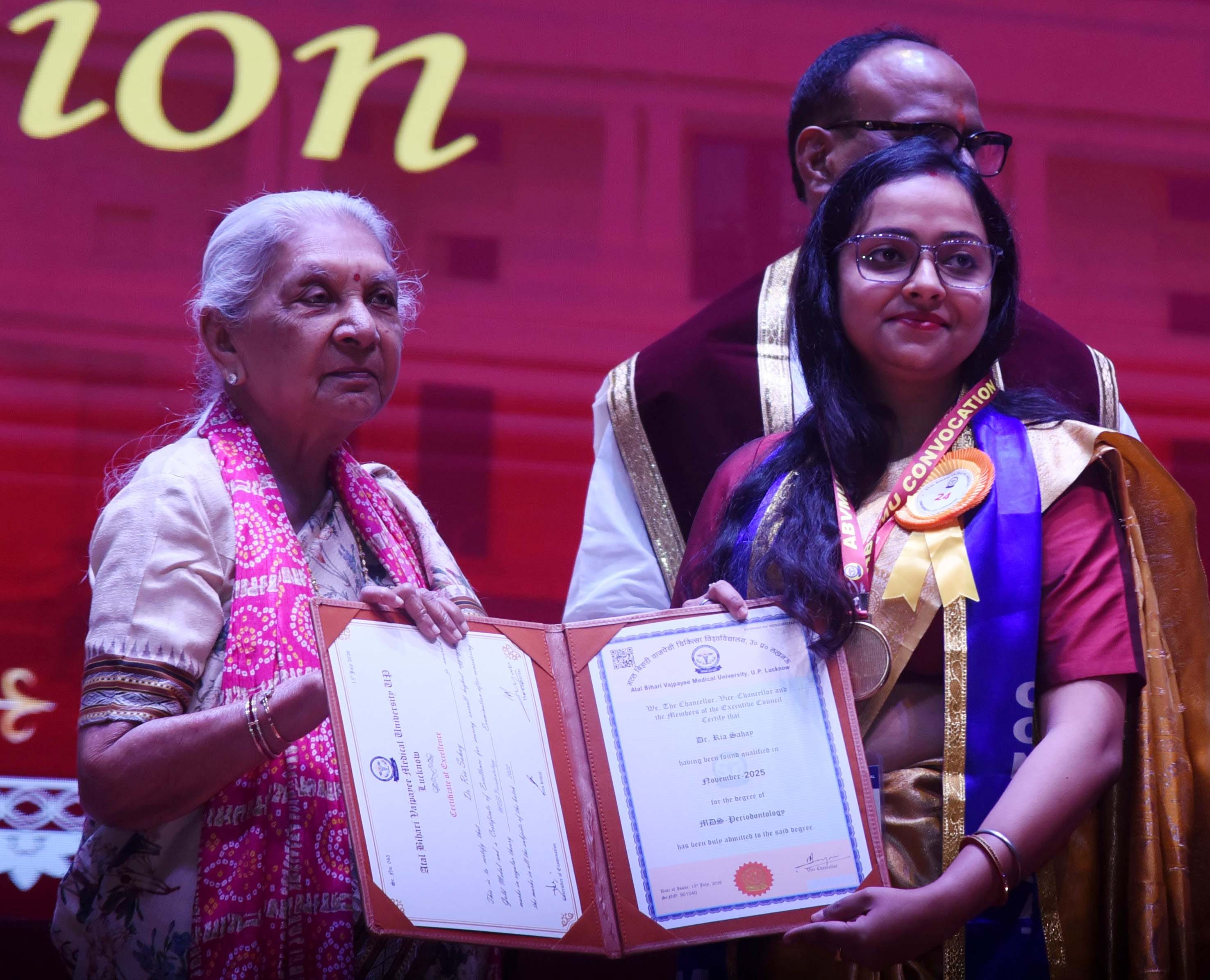 अटल बिहारी वाजपेयी मेडिकल यूनिवर्सिटी में दीक्षांत समारोह में मिली उपाधि। अटल बिहारी वाजपेयी मेडिकल यूनिवर्सिटी में दीक्षांत समारोह में मिली उपाधि।