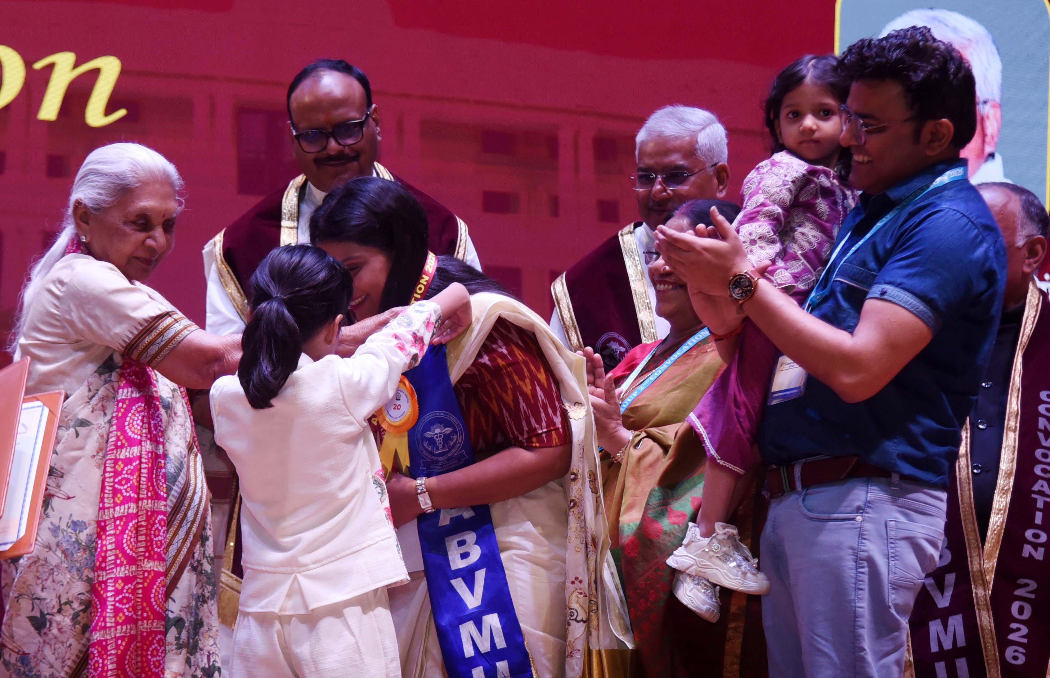 अटल बिहारी वाजपेयी मेडिकल यूनिवर्सिटी में दीक्षांत समारोह में मिली उपाधि। अटल बिहारी वाजपेयी मेडिकल यूनिवर्सिटी में दीक्षांत समारोह में मिली उपाधि।