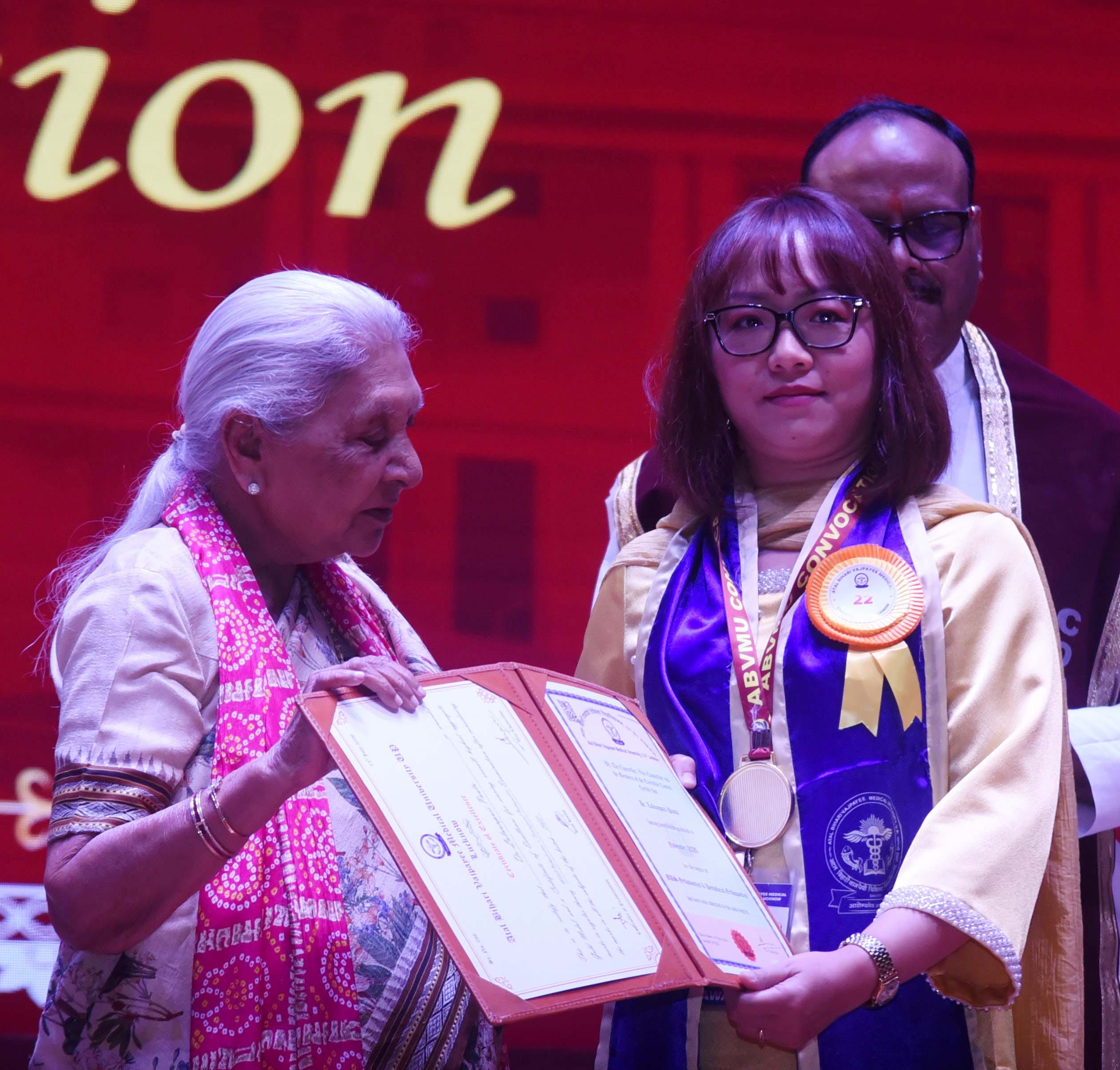 अटल बिहारी वाजपेयी मेडिकल यूनिवर्सिटी में दीक्षांत समारोह में मिली उपाधि। अटल बिहारी वाजपेयी मेडिकल यूनिवर्सिटी में दीक्षांत समारोह में मिली उपाधि।