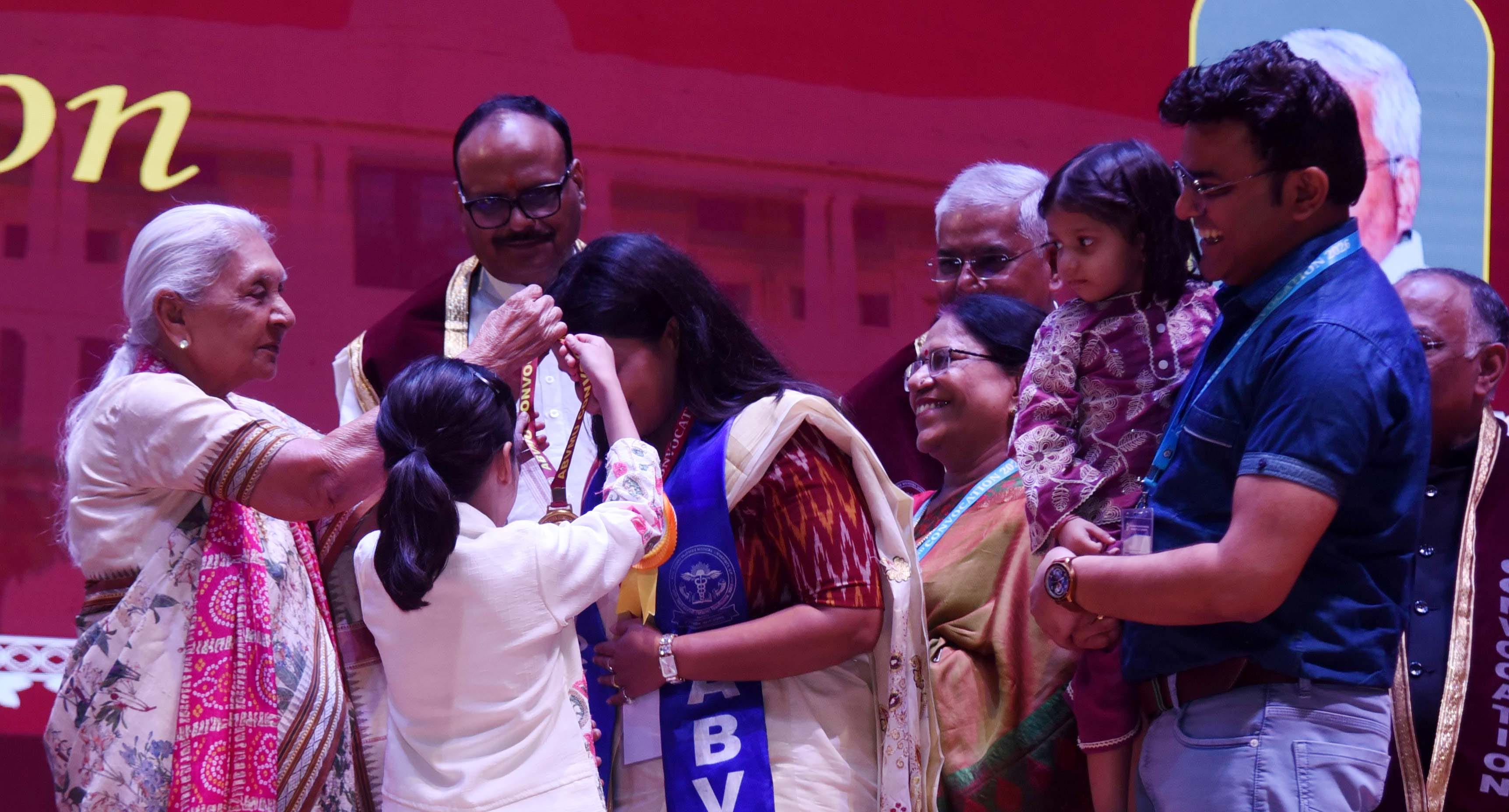 अटल बिहारी वाजपेयी मेडिकल यूनिवर्सिटी में दीक्षांत समारोह में मिली उपाधि। अटल बिहारी वाजपेयी मेडिकल यूनिवर्सिटी में दीक्षांत समारोह में मिली उपाधि।
