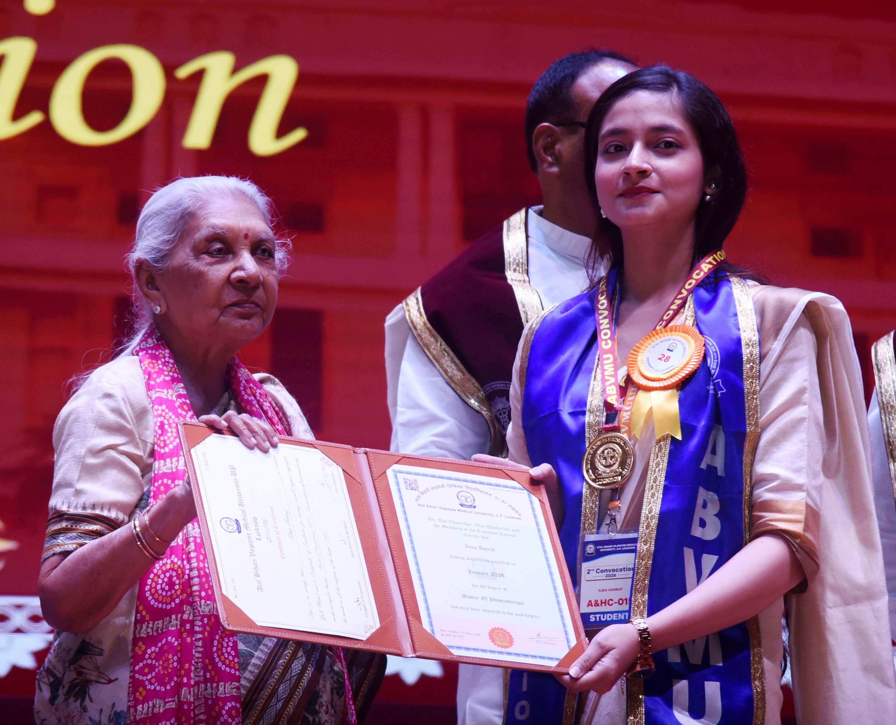अटल बिहारी वाजपेयी मेडिकल यूनिवर्सिटी में दीक्षांत समारोह में मिली उपाधि। अटल बिहारी वाजपेयी मेडिकल यूनिवर्सिटी में दीक्षांत समारोह में मिली उपाधि।