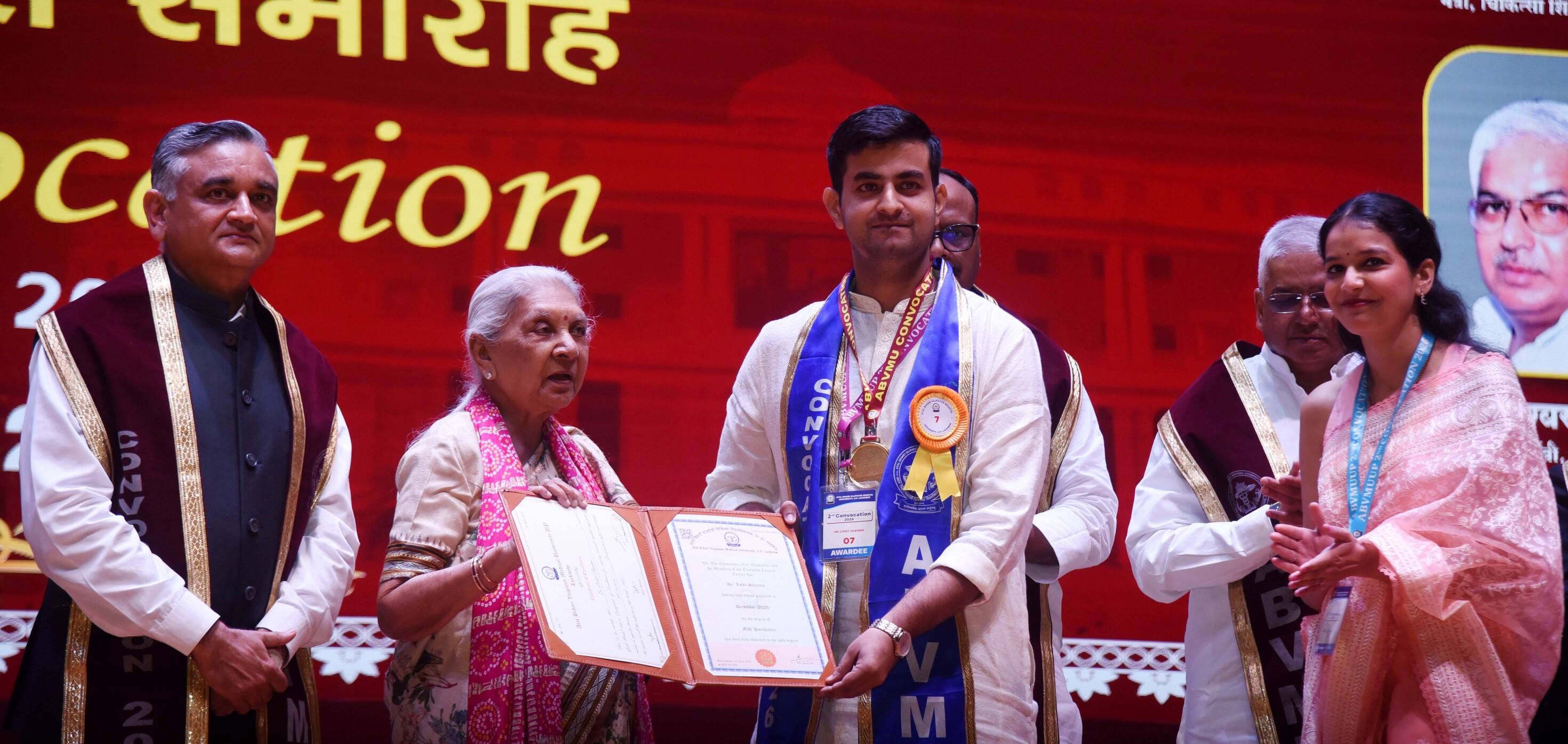 अटल बिहारी वाजपेयी मेडिकल यूनिवर्सिटी में दीक्षांत समारोह में मिली उपाधि। अटल बिहारी वाजपेयी मेडिकल यूनिवर्सिटी में दीक्षांत समारोह में मिली उपाधि।