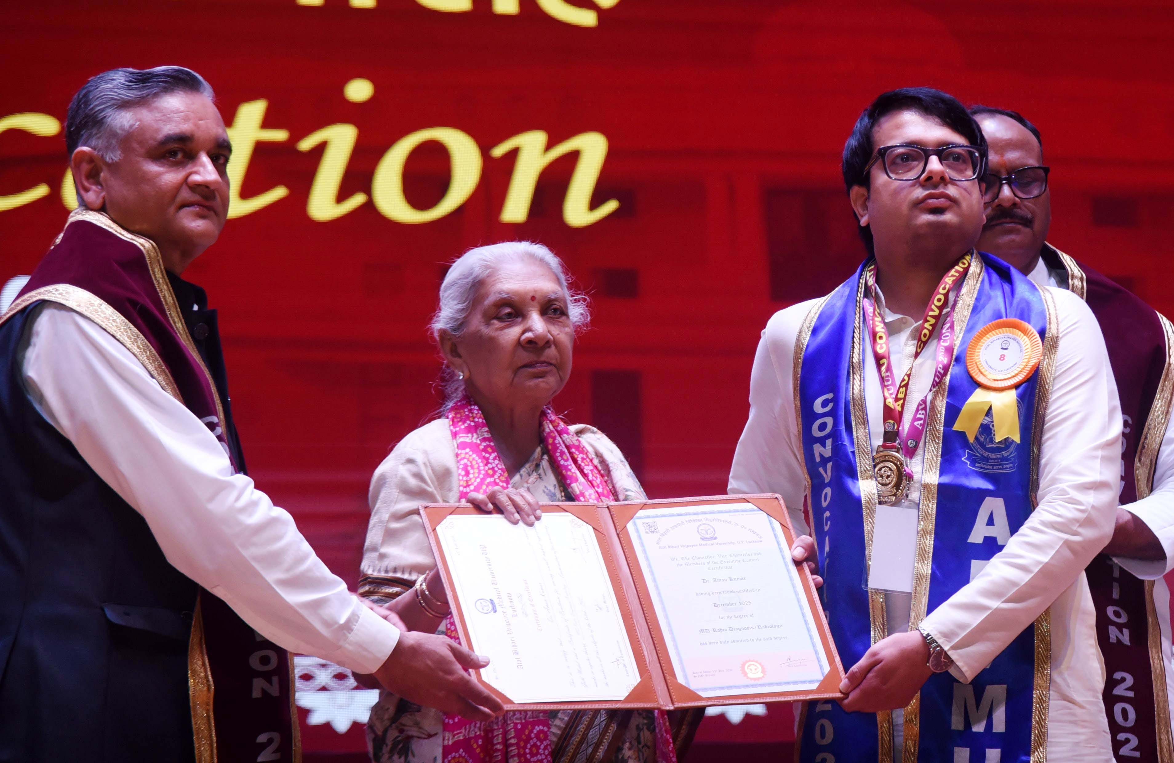अटल बिहारी वाजपेयी मेडिकल यूनिवर्सिटी में दीक्षांत समारोह में मिली उपाधि। अटल बिहारी वाजपेयी मेडिकल यूनिवर्सिटी में दीक्षांत समारोह में मिली उपाधि।