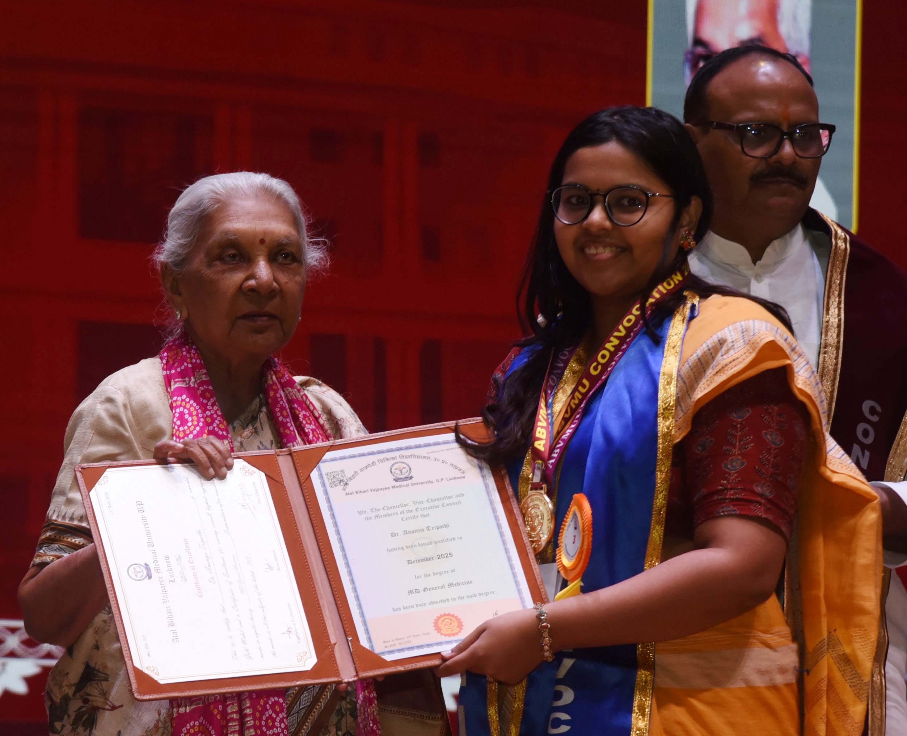 अटल बिहारी वाजपेयी मेडिकल यूनिवर्सिटी में दीक्षांत समारोह में मिली उपाधि। अटल बिहारी वाजपेयी मेडिकल यूनिवर्सिटी में दीक्षांत समारोह में मिली उपाधि।
