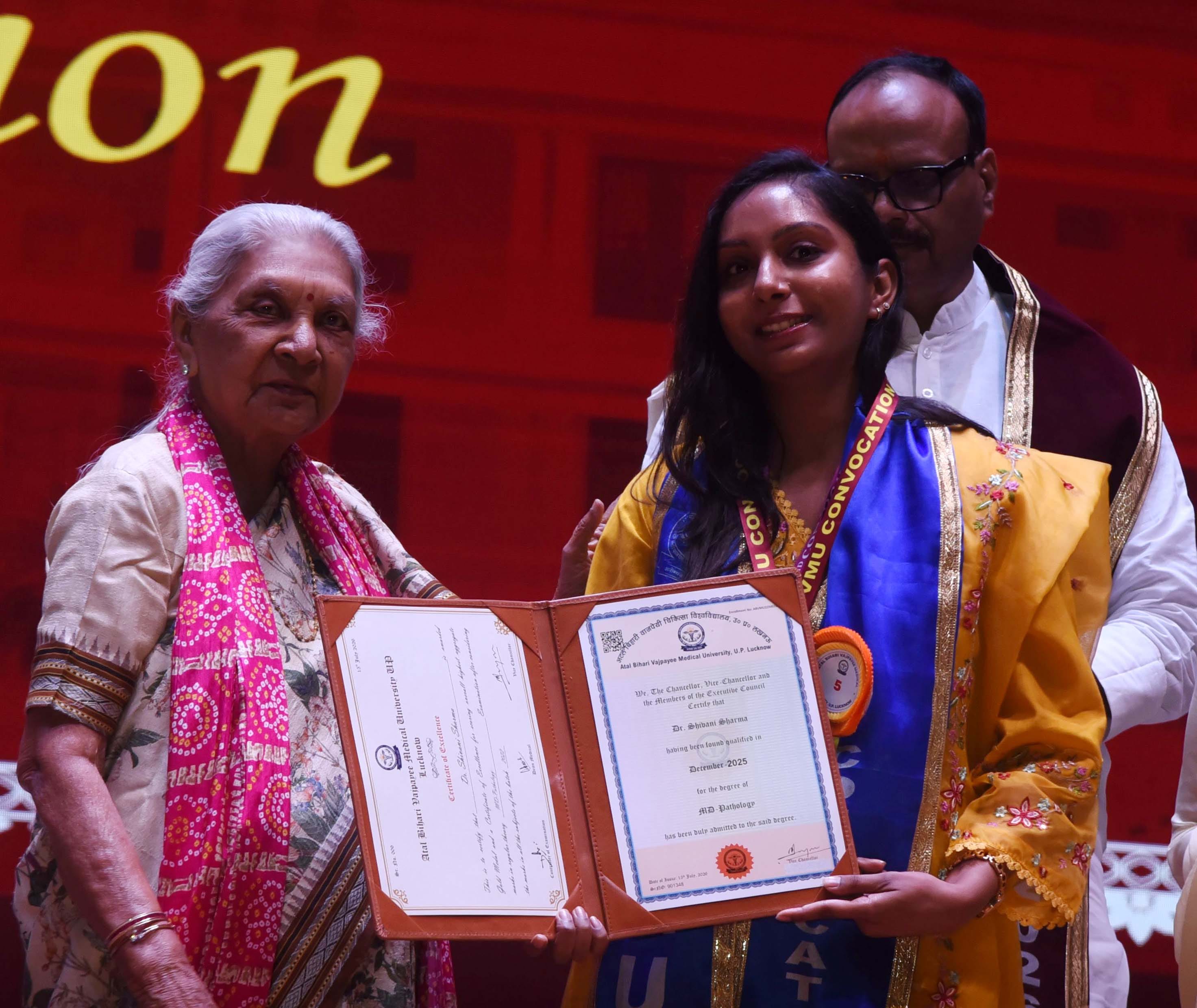 अटल बिहारी वाजपेयी मेडिकल यूनिवर्सिटी में दीक्षांत समारोह में मिली उपाधि। अटल बिहारी वाजपेयी मेडिकल यूनिवर्सिटी में दीक्षांत समारोह में मिली उपाधि।