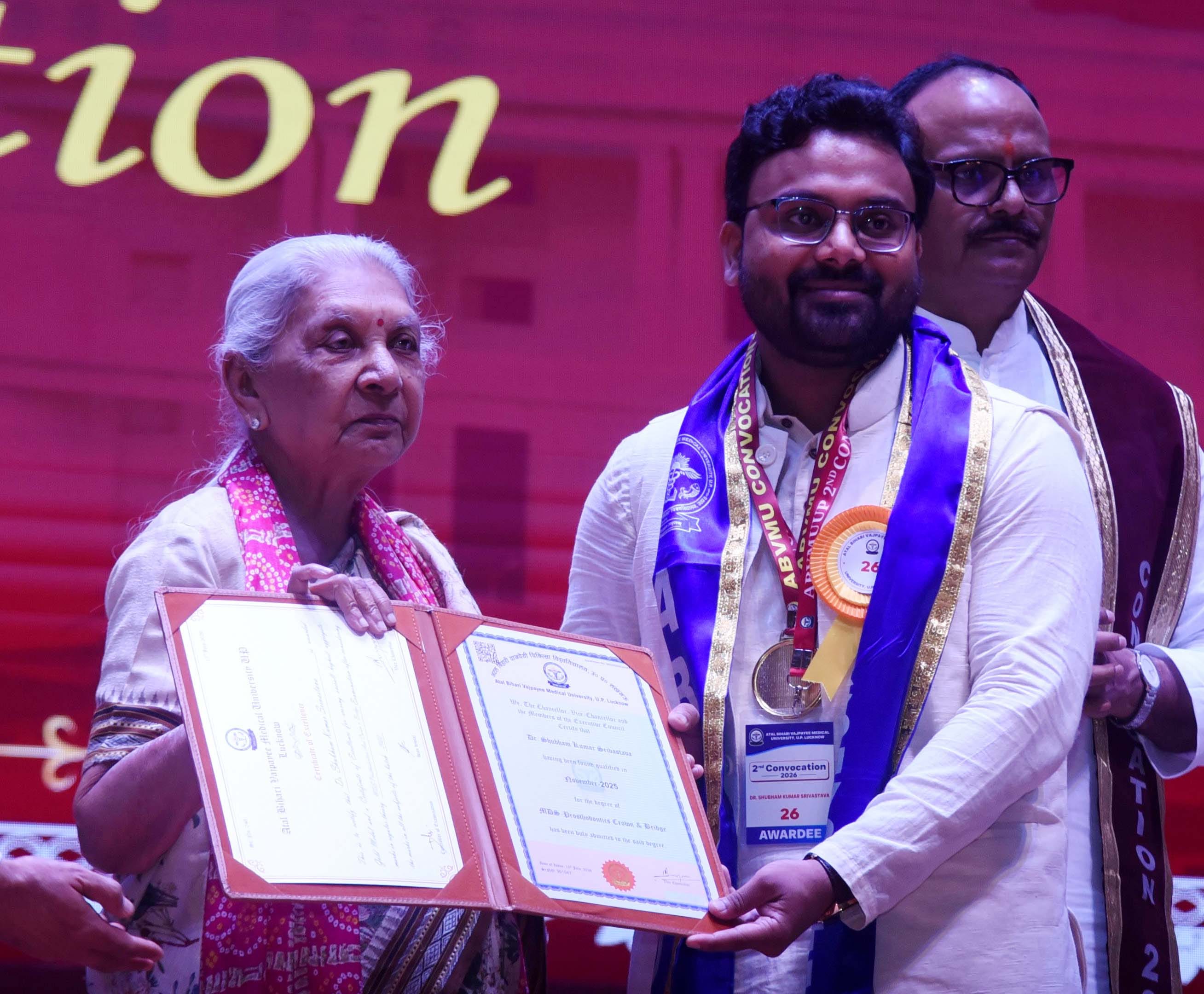 अटल बिहारी वाजपेयी मेडिकल यूनिवर्सिटी में दीक्षांत समारोह में मिली उपाधि। अटल बिहारी वाजपेयी मेडिकल यूनिवर्सिटी में दीक्षांत समारोह में मिली उपाधि।