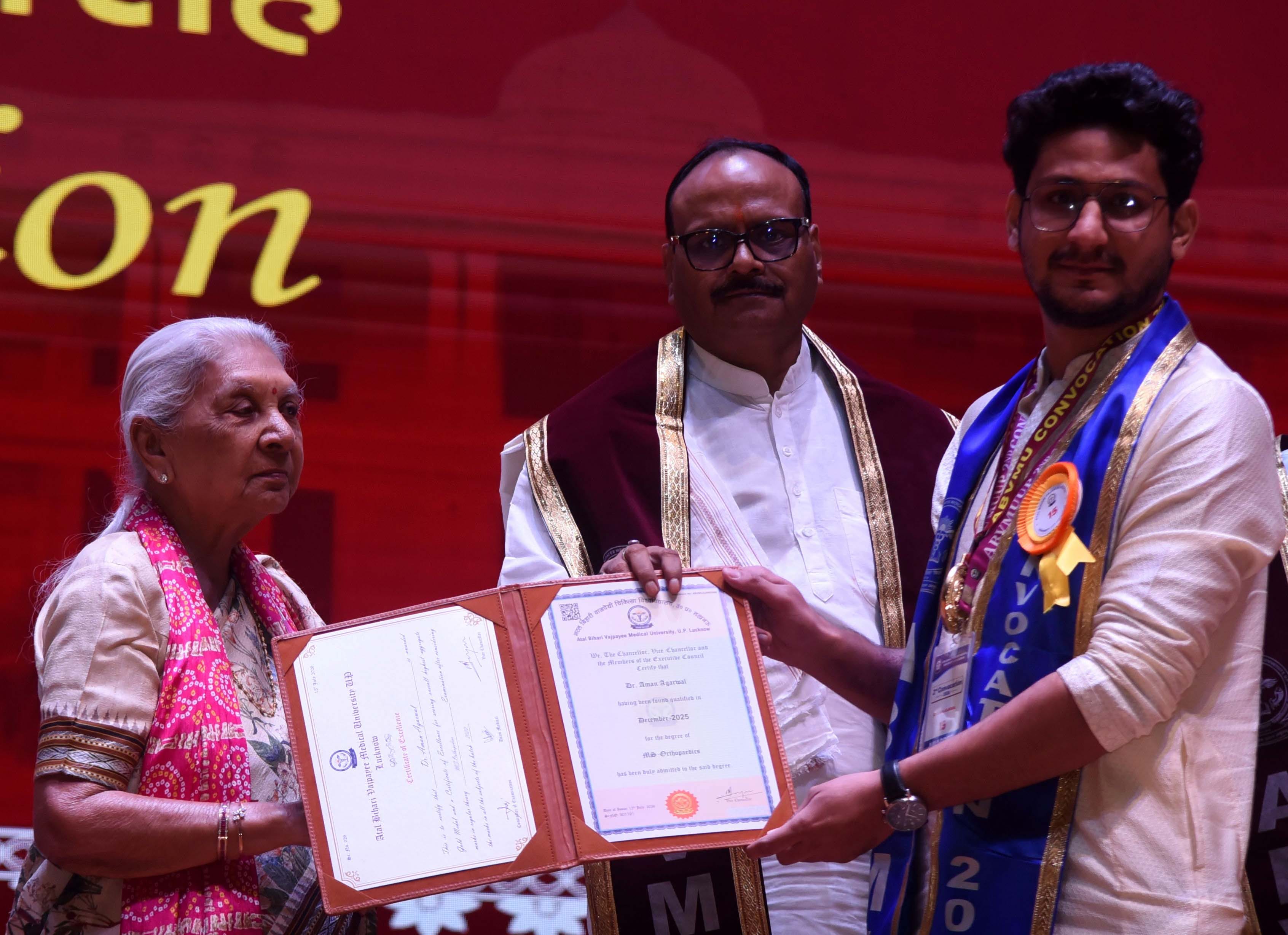 अटल बिहारी वाजपेयी मेडिकल यूनिवर्सिटी में दीक्षांत समारोह में मिली उपाधि। अटल बिहारी वाजपेयी मेडिकल यूनिवर्सिटी में दीक्षांत समारोह में मिली उपाधि।