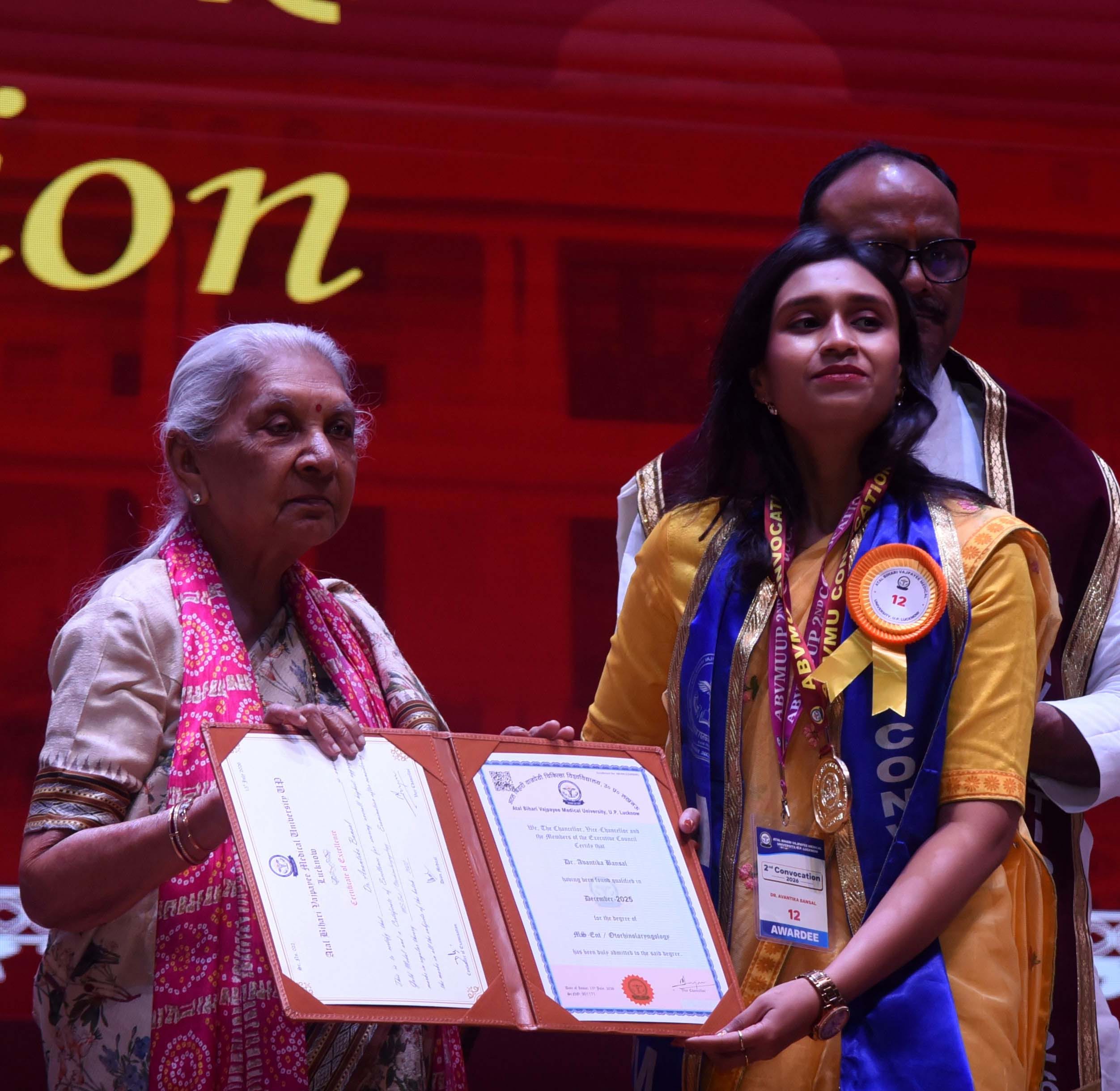 अटल बिहारी वाजपेयी मेडिकल यूनिवर्सिटी में दीक्षांत समारोह में मिली उपाधि। अटल बिहारी वाजपेयी मेडिकल यूनिवर्सिटी में दीक्षांत समारोह में मिली उपाधि।
