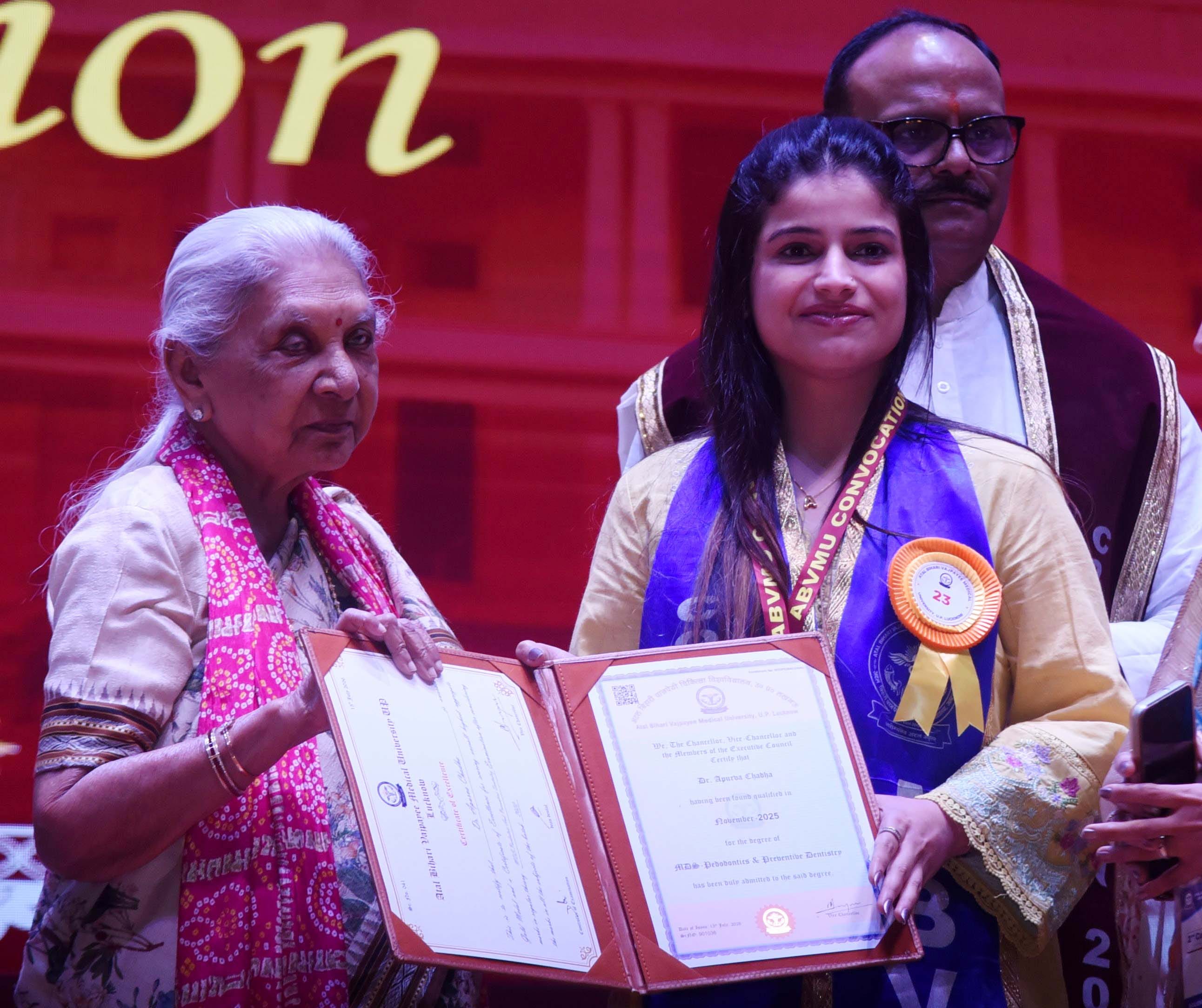 अटल बिहारी वाजपेयी मेडिकल यूनिवर्सिटी में दीक्षांत समारोह में मिली उपाधि। अटल बिहारी वाजपेयी मेडिकल यूनिवर्सिटी में दीक्षांत समारोह में मिली उपाधि।