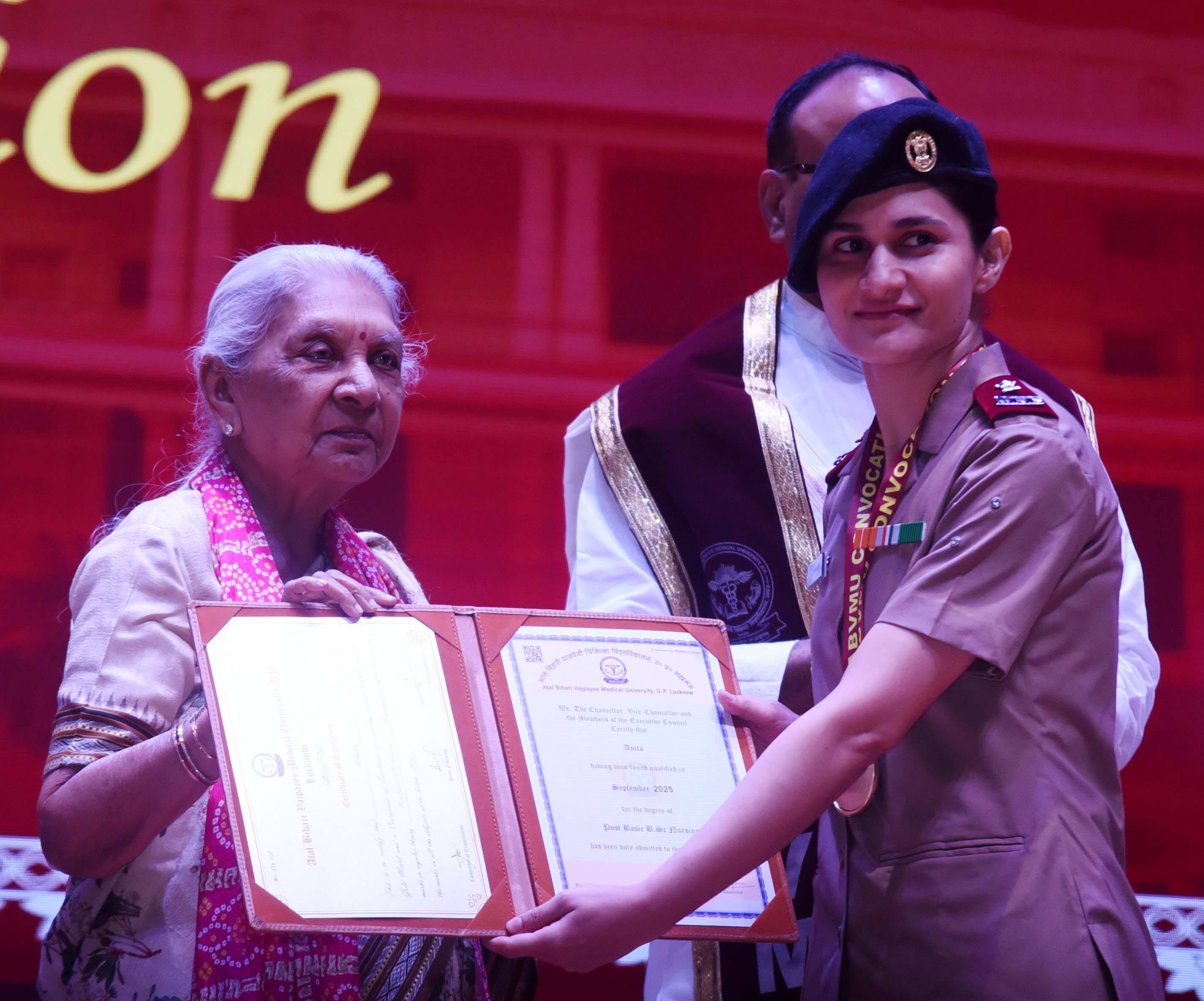 अटल बिहारी वाजपेयी मेडिकल यूनिवर्सिटी में दीक्षांत समारोह में मिली उपाधि। अटल बिहारी वाजपेयी मेडिकल यूनिवर्सिटी में दीक्षांत समारोह में मिली उपाधि।