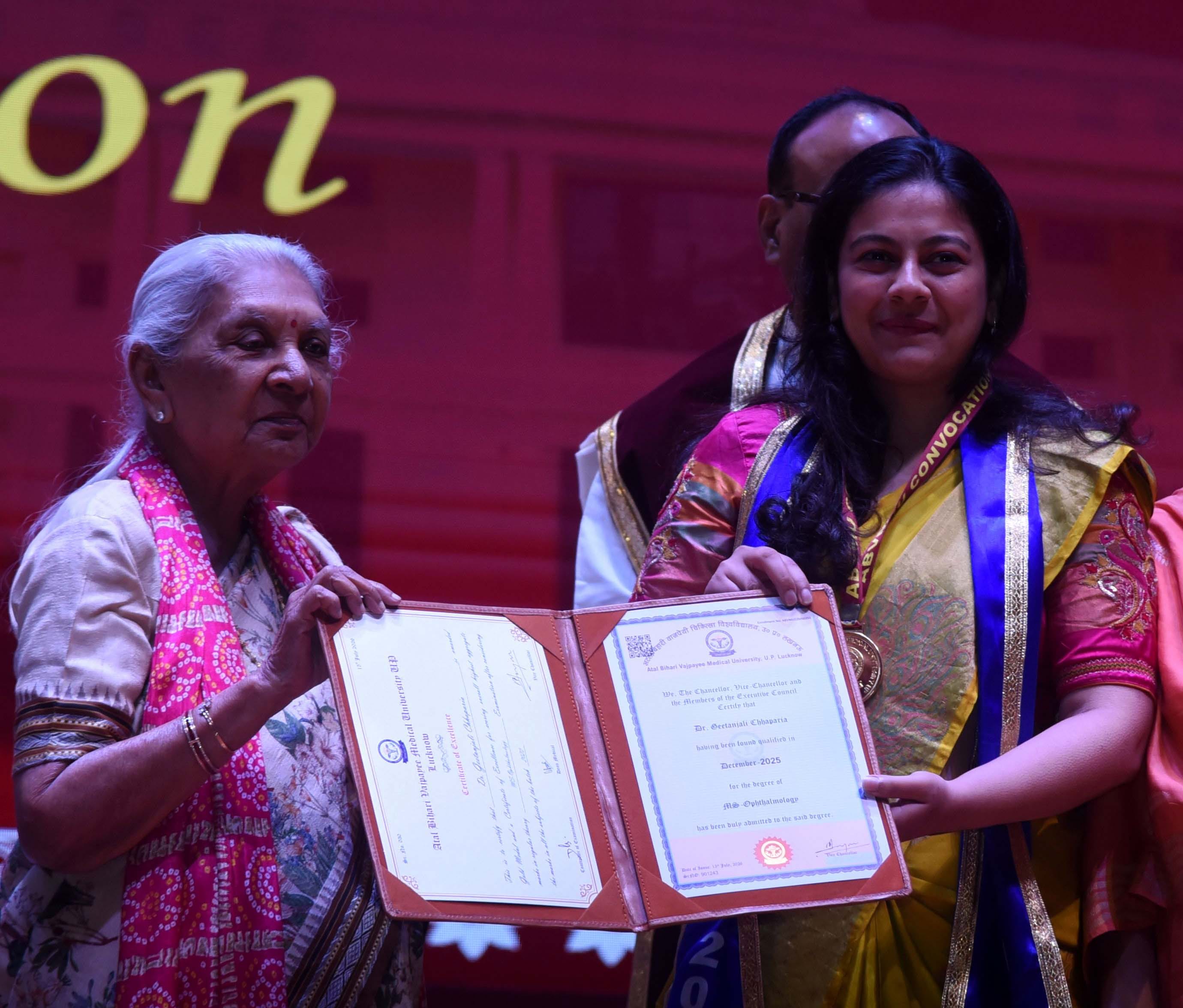 अटल बिहारी वाजपेयी मेडिकल यूनिवर्सिटी में दीक्षांत समारोह में मिली उपाधि। अटल बिहारी वाजपेयी मेडिकल यूनिवर्सिटी में दीक्षांत समारोह में मिली उपाधि।