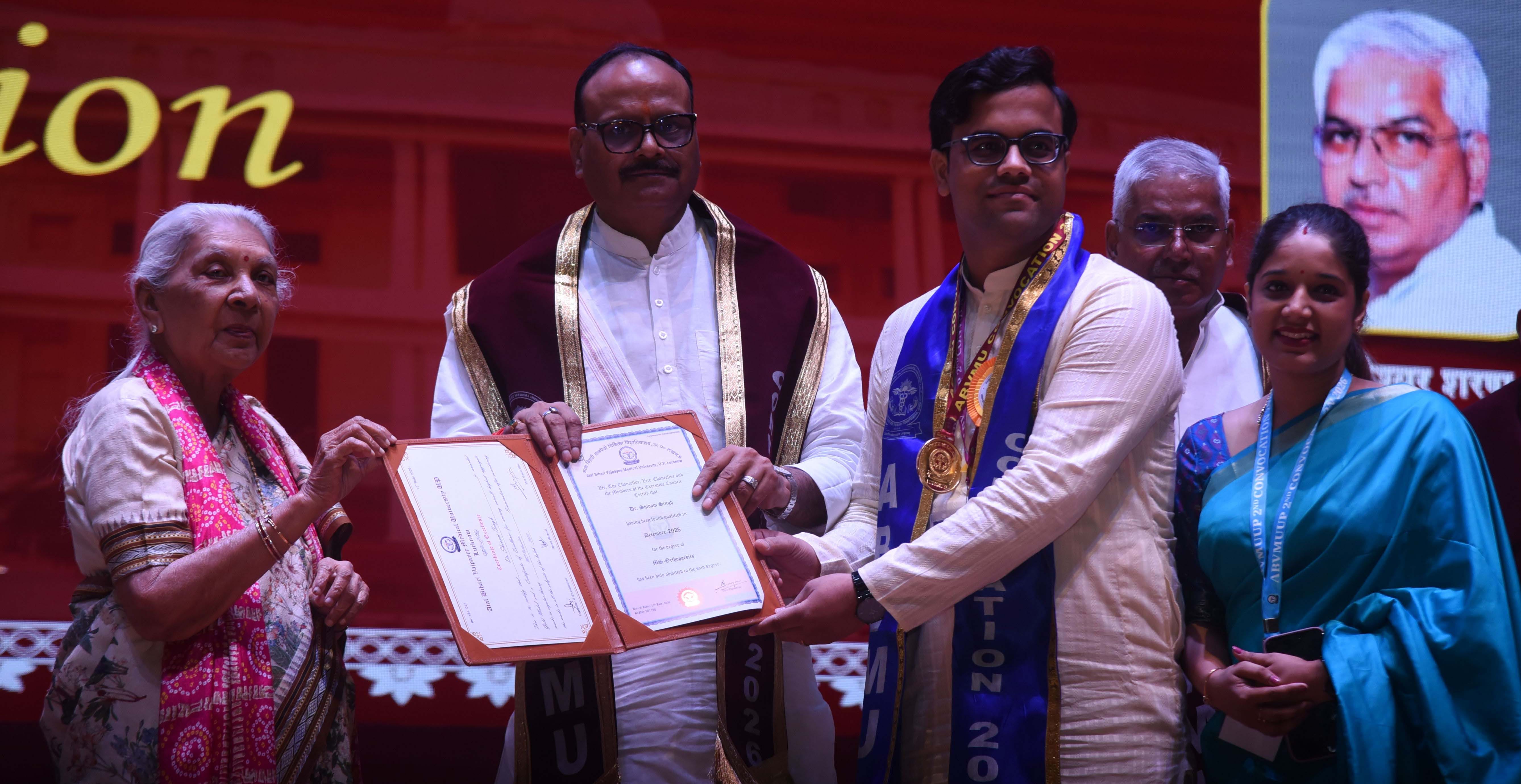 अटल बिहारी वाजपेयी मेडिकल यूनिवर्सिटी में दीक्षांत समारोह में मिली उपाधि। अटल बिहारी वाजपेयी मेडिकल यूनिवर्सिटी में दीक्षांत समारोह में मिली उपाधि।