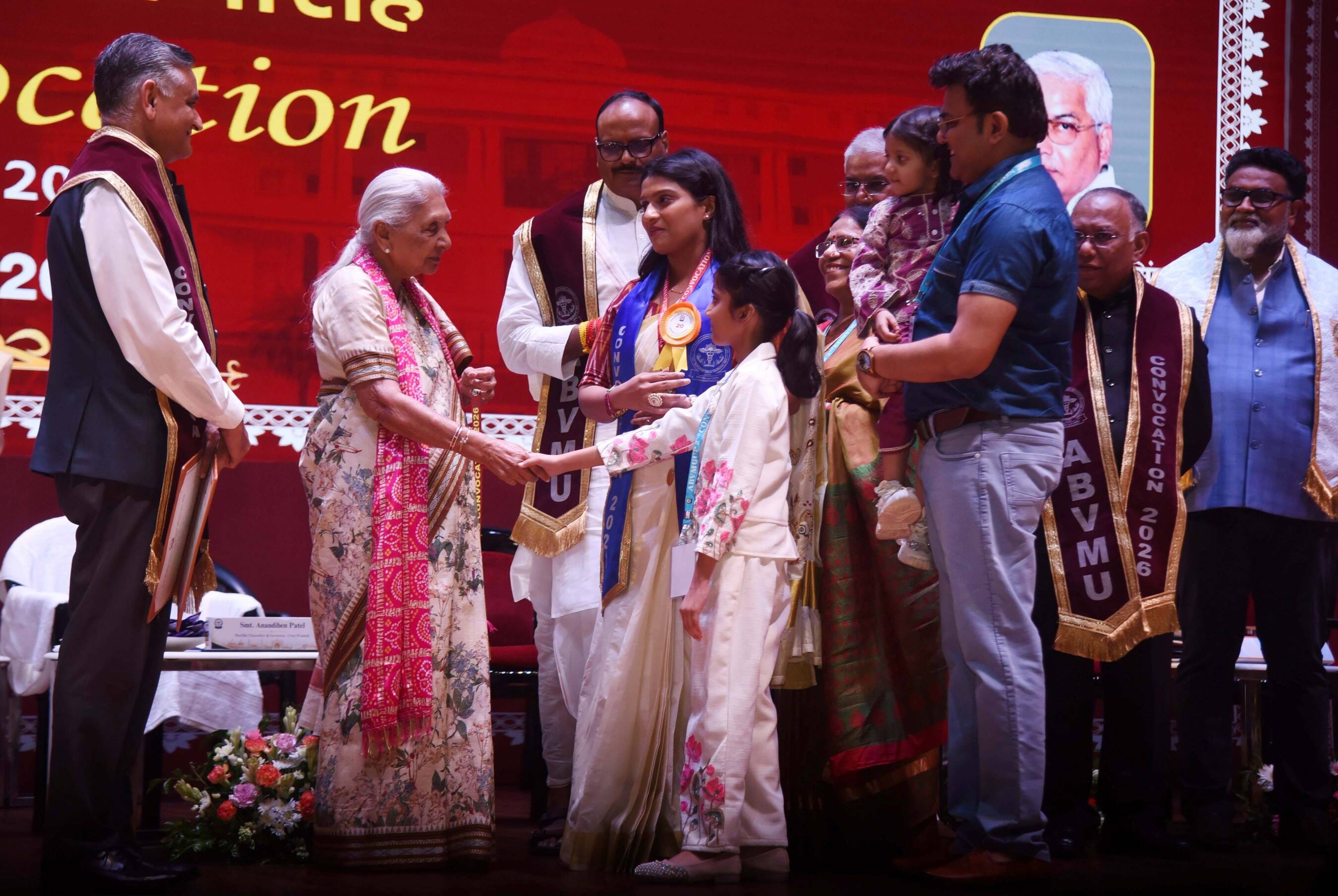 अटल बिहारी वाजपेयी मेडिकल यूनिवर्सिटी में दीक्षांत समारोह में मिली उपाधि। अटल बिहारी वाजपेयी मेडिकल यूनिवर्सिटी में दीक्षांत समारोह में मिली उपाधि।