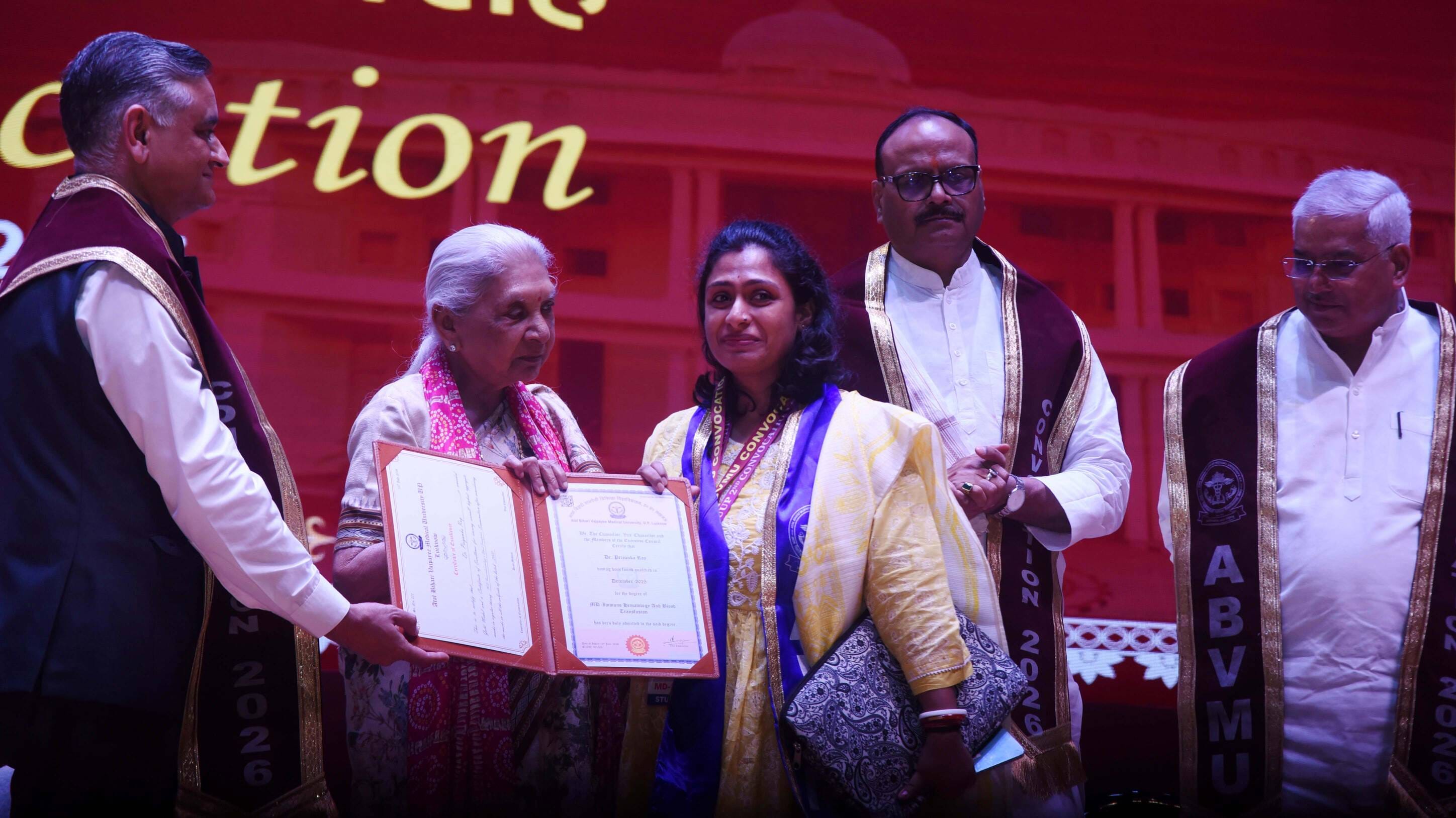 अटल बिहारी वाजपेयी मेडिकल यूनिवर्सिटी में दीक्षांत समारोह में मिली उपाधि। अटल बिहारी वाजपेयी मेडिकल यूनिवर्सिटी में दीक्षांत समारोह में मिली उपाधि।