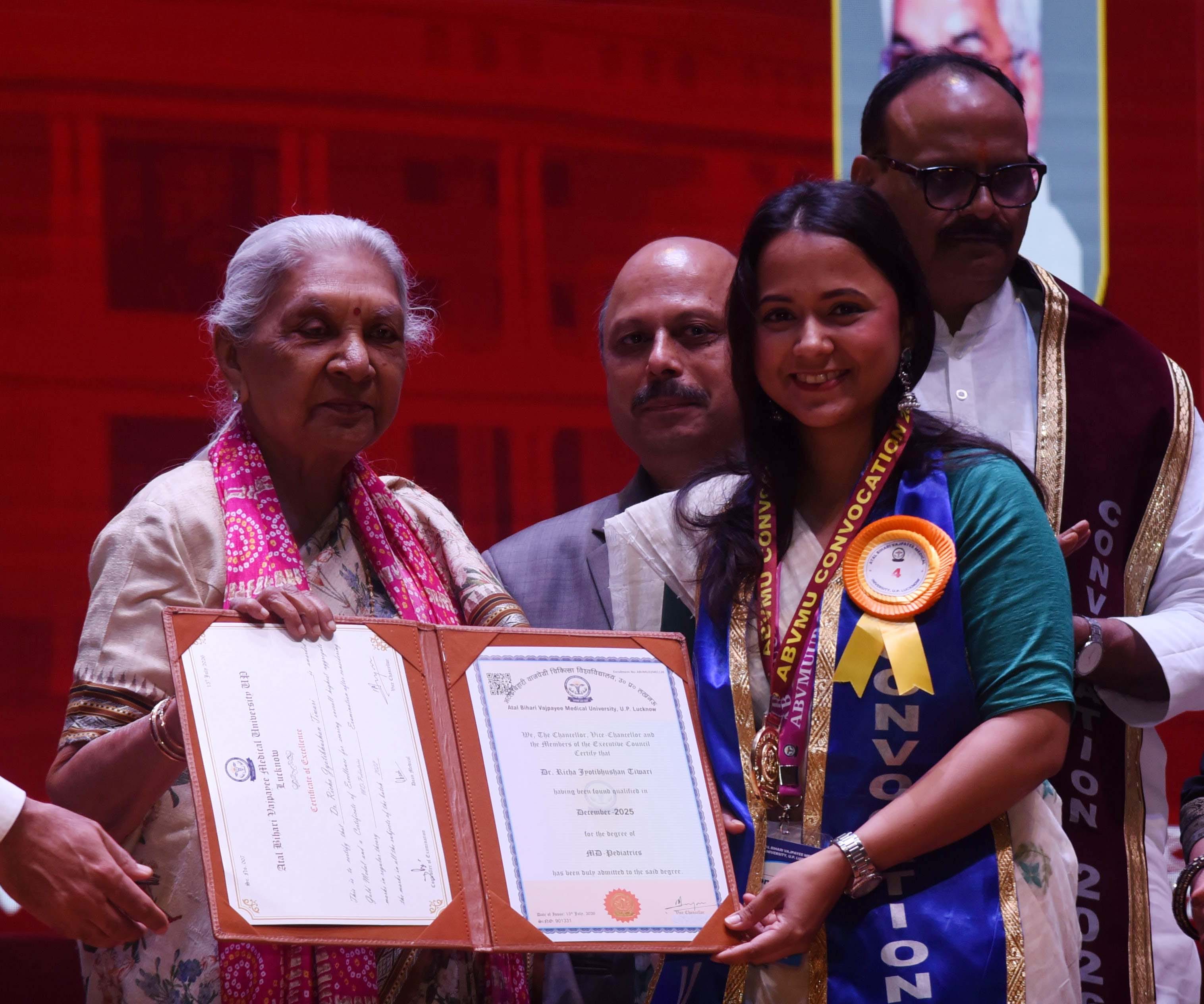 अटल बिहारी वाजपेयी मेडिकल यूनिवर्सिटी में दीक्षांत समारोह में मिली उपाधि। अटल बिहारी वाजपेयी मेडिकल यूनिवर्सिटी में दीक्षांत समारोह में मिली उपाधि।