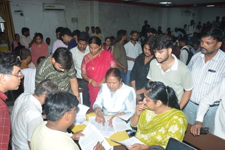 अवध विश्वविद्यालय के आईईटी परिसर स्थित कल्पना चावला सभागार में बीटेक पाठ्यक्रमों की काउंसलिंग द