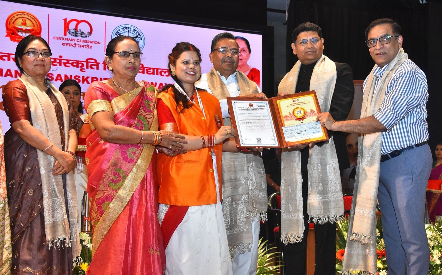 भातखंडे विवि के दीक्षांत समारोह में मेधावियों का सम्मान हुआ। 
