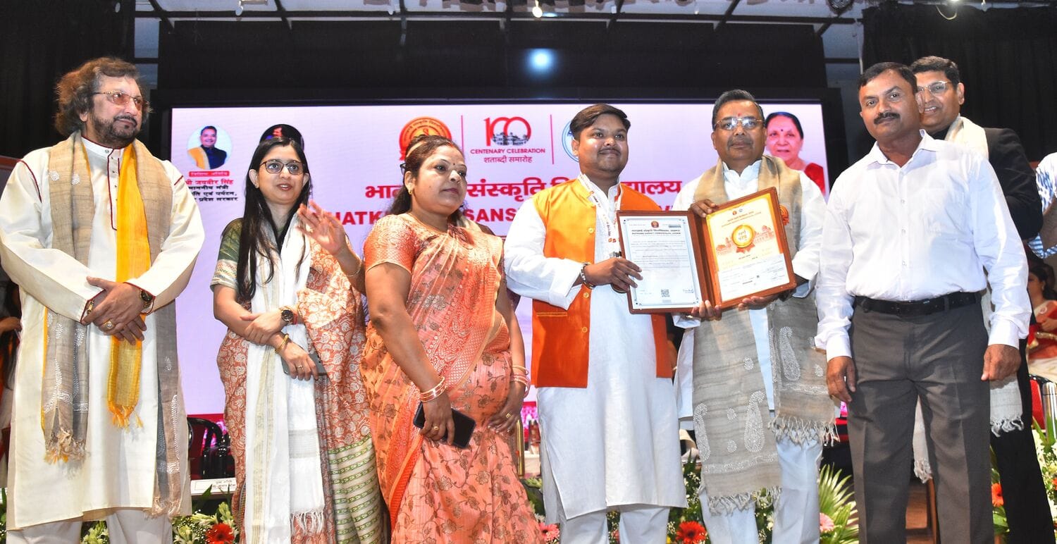 भातखंडे विवि के दीक्षांत समारोह में मेधावियों का सम्मान हुआ। 