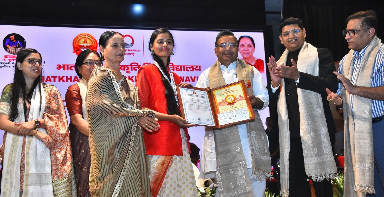 भातखंडे विवि के दीक्षांत समारोह में मेधावियों का सम्मान हुआ। 