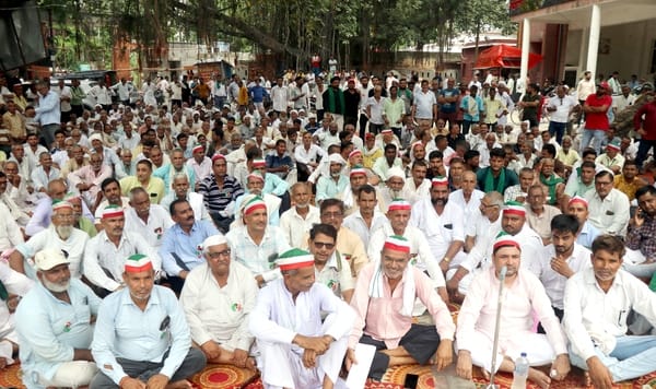 बिजनौर में ट्रैक्टर मार्च निकालते हुए कलक्ट्रेट जाते राष्ट्रीय किसान मजदूर संगठन के पदाधिकारी बिजनौर में ट्रैक्टर मार्च निकालते हुए कलक्ट्रेट जाते राष्ट्रीय किसान मजदूर संगठन के पदाधिकारी