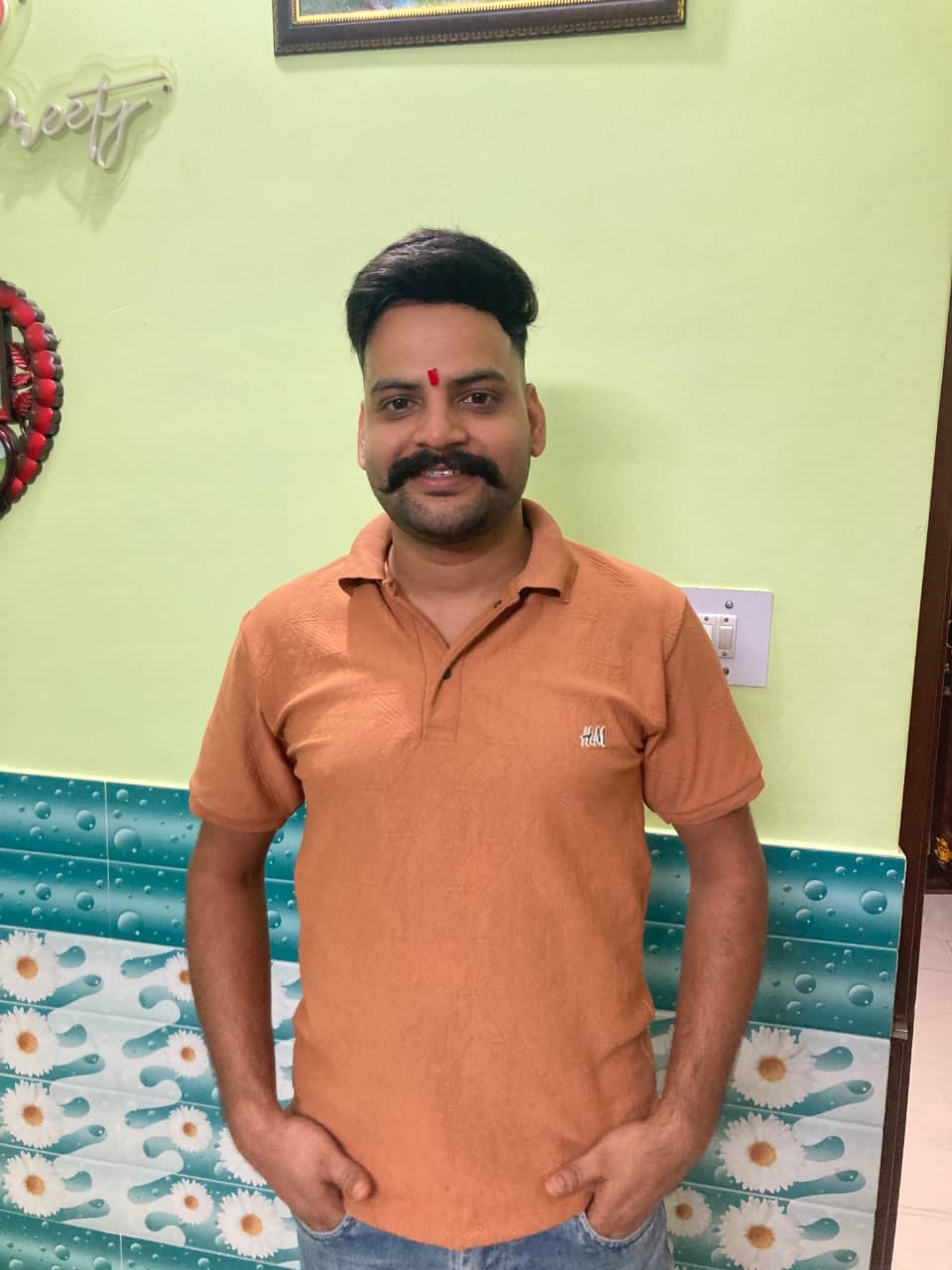 बिलासपुर शहर में घर में बाहर खड़ा लावारिस पशु। संवाद बिलासपुर शहर में घर में बाहर खड़ा लावारिस पशु। संवाद