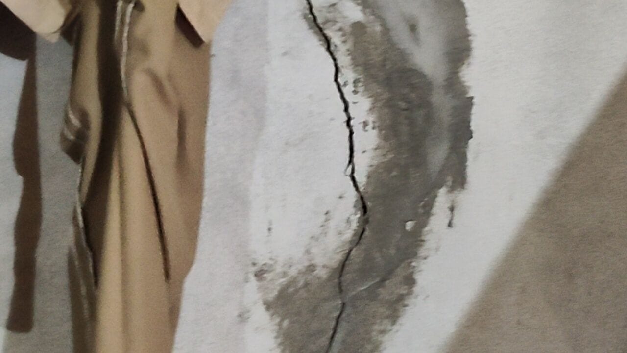 बैरागढ़ चेक पोस्ट में सेवाएं देने वाले जवानों का रसोई घर अपनी बदहाली को ब्यां करते हुए। संवाद।