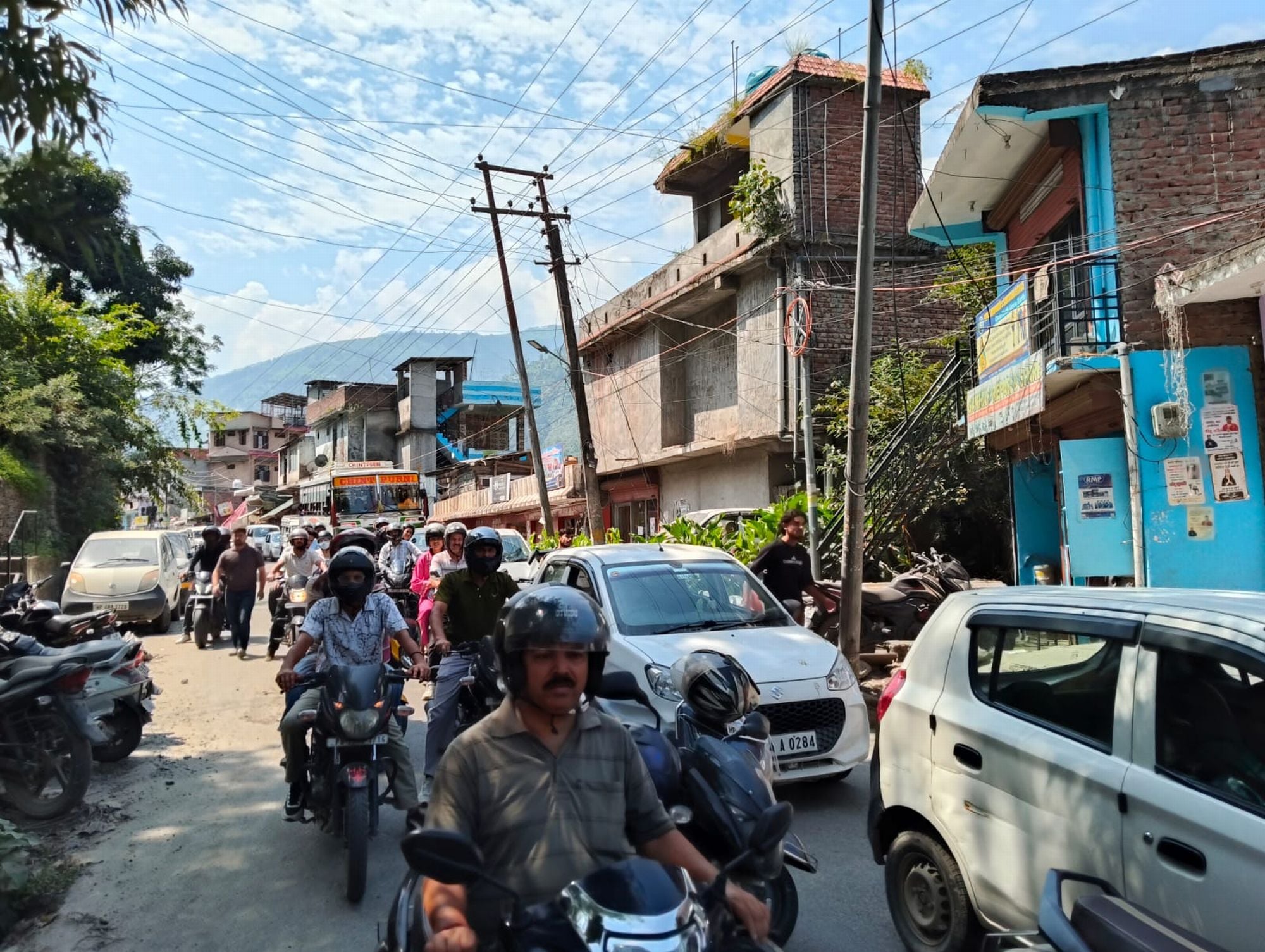 चंबा के मुगला में लगा वाहनों का जाम।संवाद