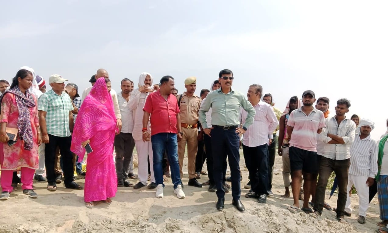 चांदपुर में चल रहे कटानरोधी कार्य के बारे में जानकारी लेते जिलाधिकारी एमपी सिंह। सूचना विभाग चांदपुर में चल रहे कटानरोधी कार्य के बारे में जानकारी लेते जिलाधिकारी एमपी सिंह। सूचना विभाग