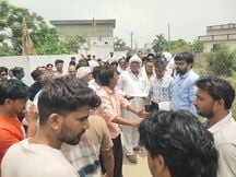 छाजपुर गांव में अतिक्रमण हटाते टीम। संवाद छाजपुर गांव में अतिक्रमण हटाते टीम। संवाद