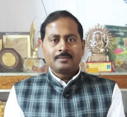 डॉ. सुतनु माजी अपनी टीम के साथ। डॉ. सुतनु माजी अपनी टीम के साथ।