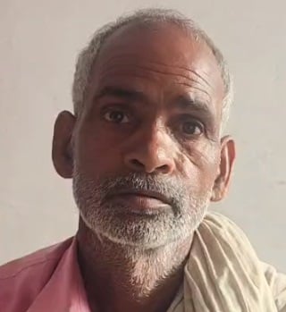 डंसने के बाद मरे हुए सर्प को साथ लेकर उपचार के लिए अस्पताल पहुंचा किसान। स्रोत वीडियोग्रैब डंसने के बाद मरे हुए सर्प को साथ लेकर उपचार के लिए अस्पताल पहुंचा किसान। स्रोत वीडियोग्रैब