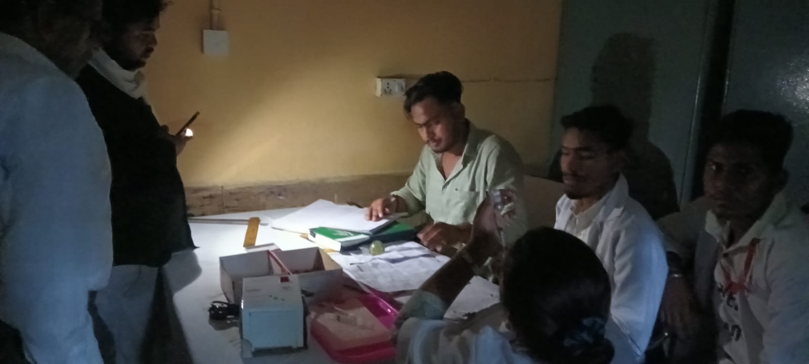 फोटो 4 महाराजा तेज सिंह जिला अस्पताल की इमरजेंसी में हाथ के पंखे से हवा करता मरीज। संवाद फोटो 4 महाराजा तेज सिंह जिला अस्पताल की इमरजेंसी में हाथ के पंखे से हवा करता मरीज। संवाद