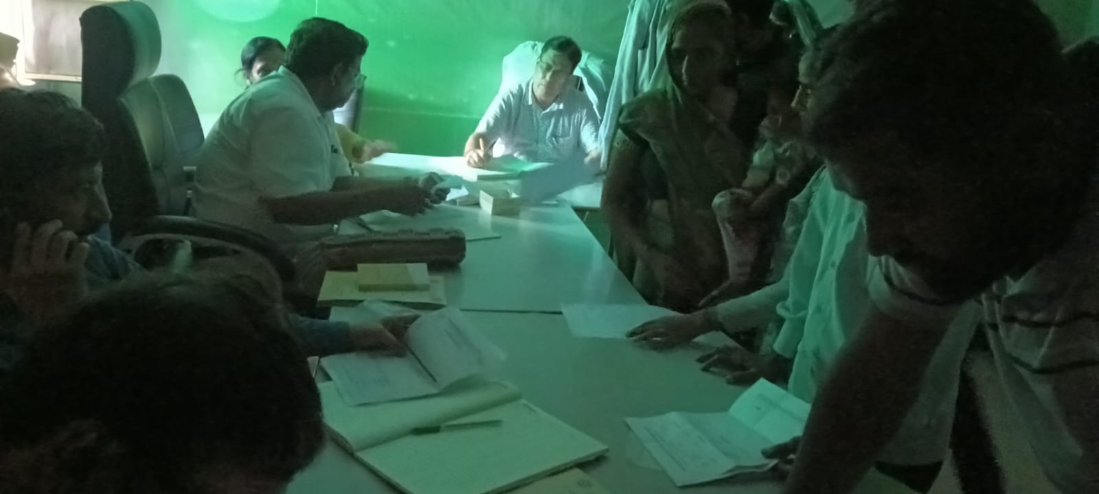 फोटो 4 महाराजा तेज सिंह जिला अस्पताल की इमरजेंसी में हाथ के पंखे से हवा करता मरीज। संवाद फोटो 4 महाराजा तेज सिंह जिला अस्पताल की इमरजेंसी में हाथ के पंखे से हवा करता मरीज। संवाद