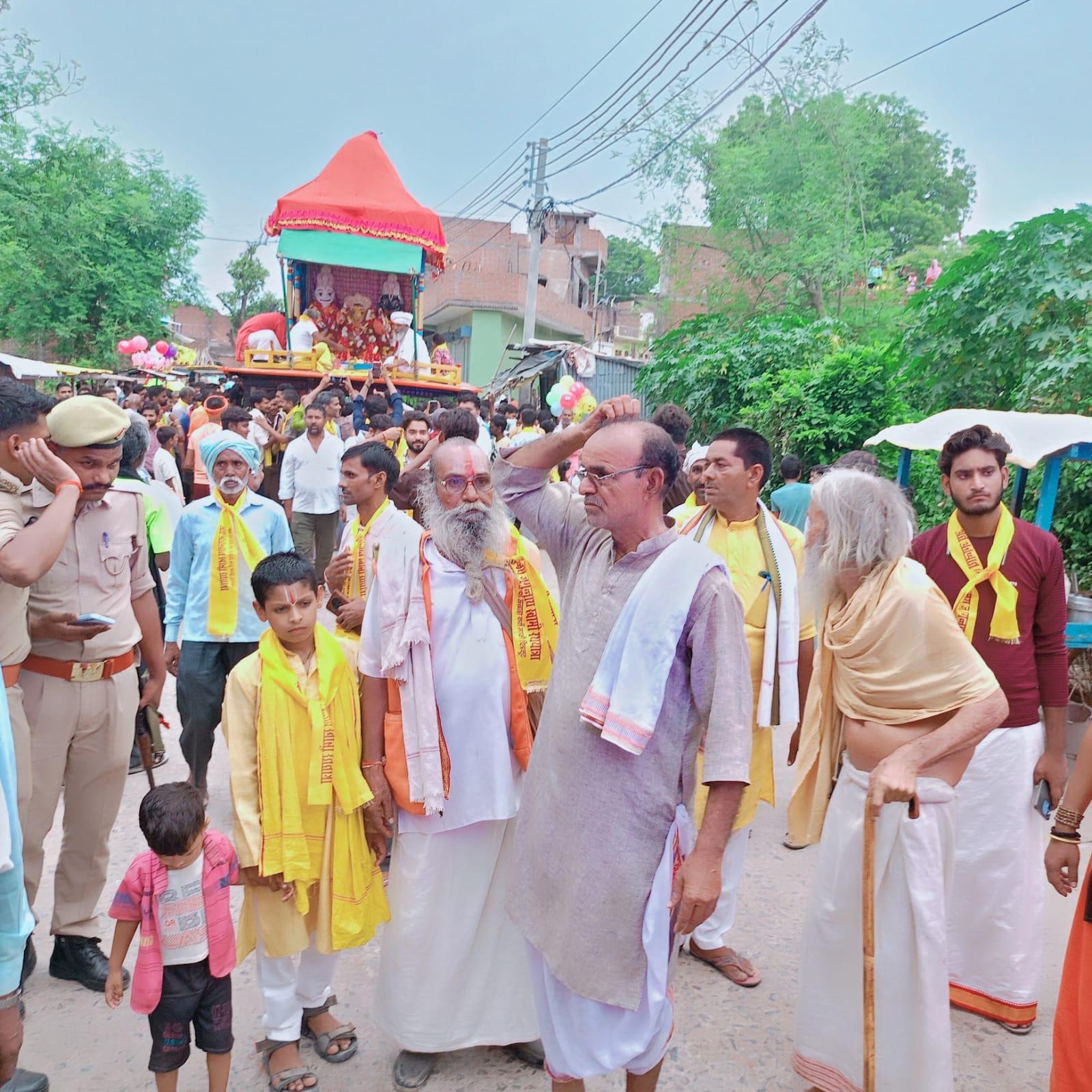 फोटो न- 16 सीकेटीपी 13 रथ पर विराजमान भगवान जगन्नाथ, बलभद्र व सुभद्रा व मौजूद अन्य। संवाद