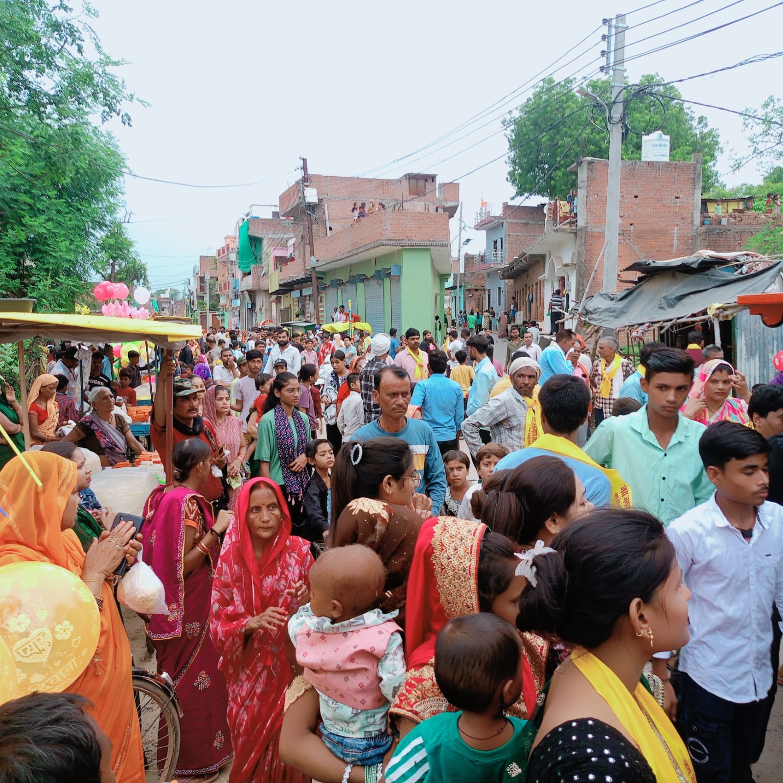 फोटो न- 16 सीकेटीपी 13 रथ पर विराजमान भगवान जगन्नाथ, बलभद्र व सुभद्रा व मौजूद अन्य। संवाद