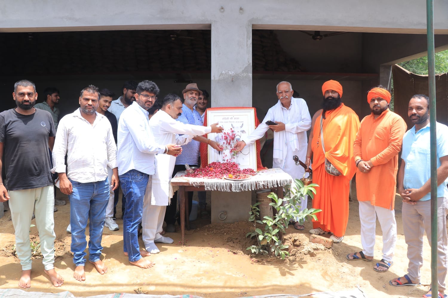 फोटो: सोनीपत के गांव तिहाड़ कलां में गाय की तेरहवीं पर हवन करते परिजन व ग्रामीण। संवाद फोटो: सोनीपत के गांव तिहाड़ कलां में गाय की तेरहवीं पर हवन करते परिजन व ग्रामीण। संवाद